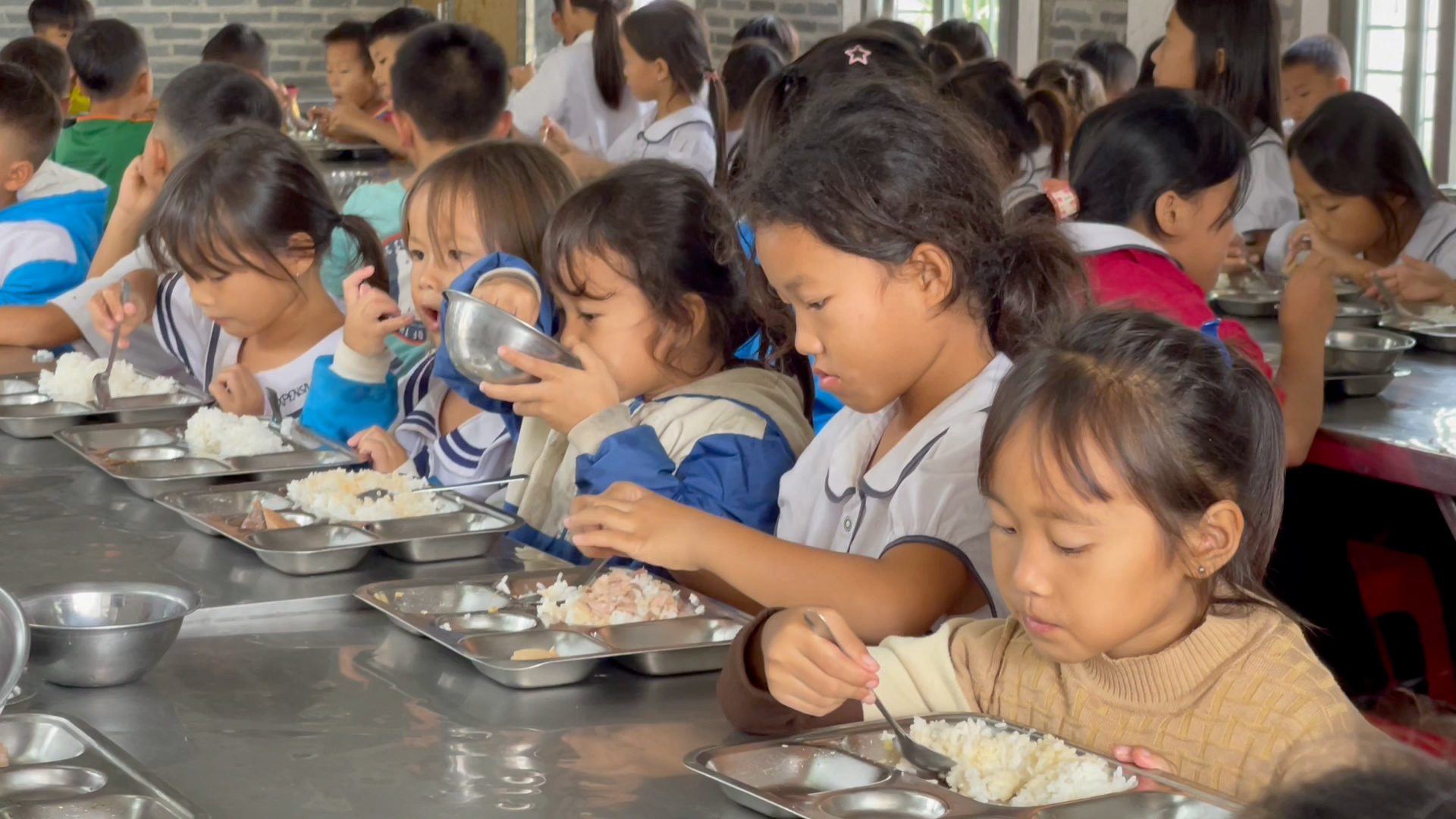 Ký túc xá dành cho học sinh H’Mông xa bố mẹ ở thôn hẻo lánh và nghèo nhất xã- Ảnh 1.