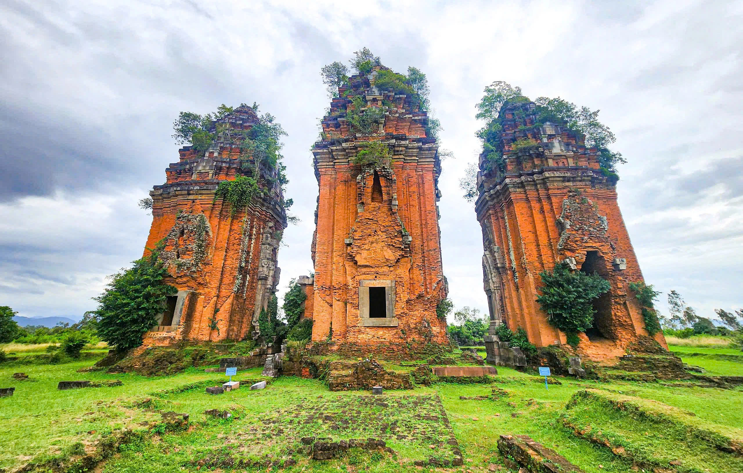 Tháp Dương Long mang đậm văn hóa Chăm Pa