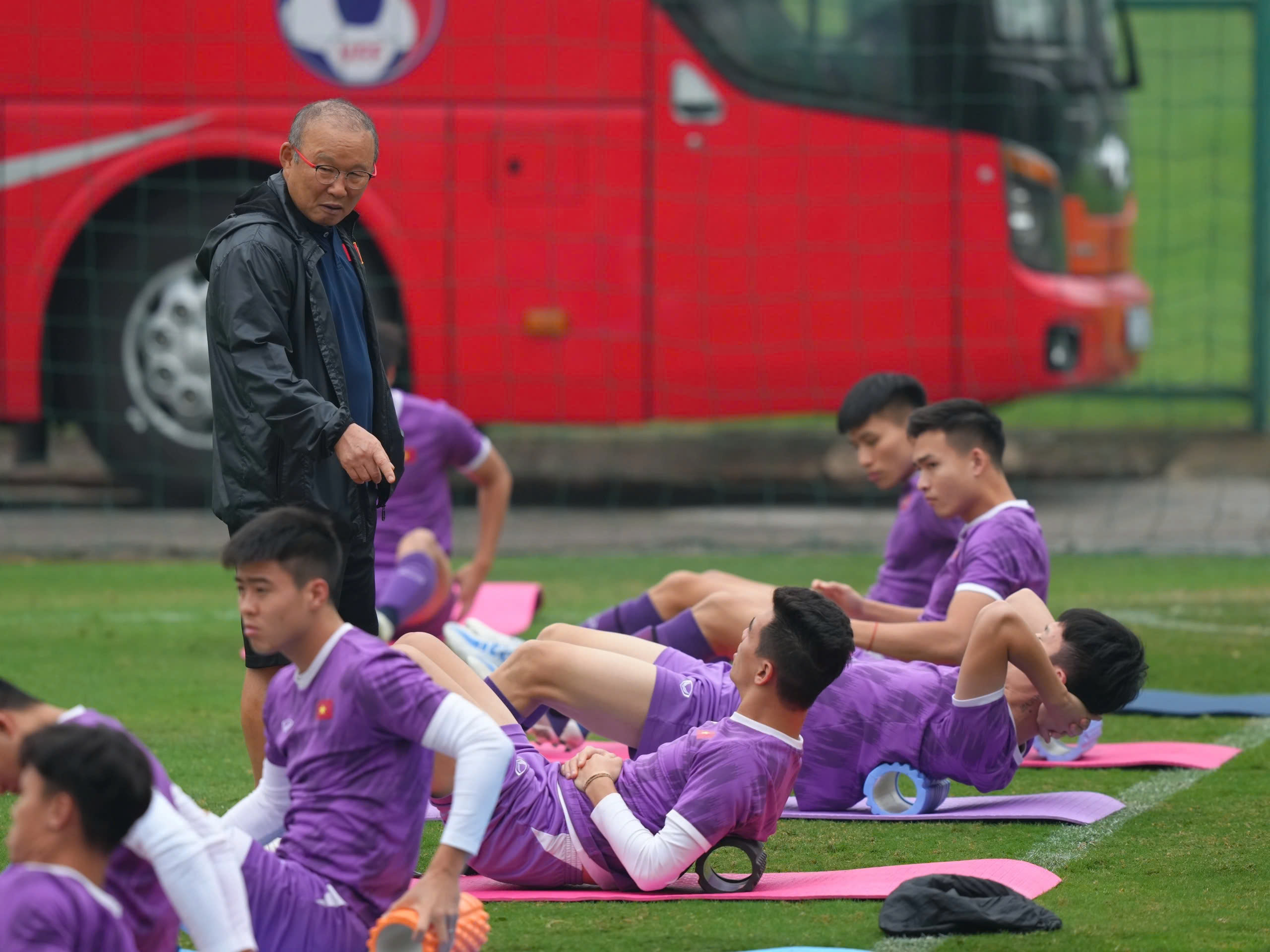 Coach Kim Sang-sik did the same thing as Mr. Troussier, Vietnam's lineup against the Philippines gradually revealed? - Photo 2.