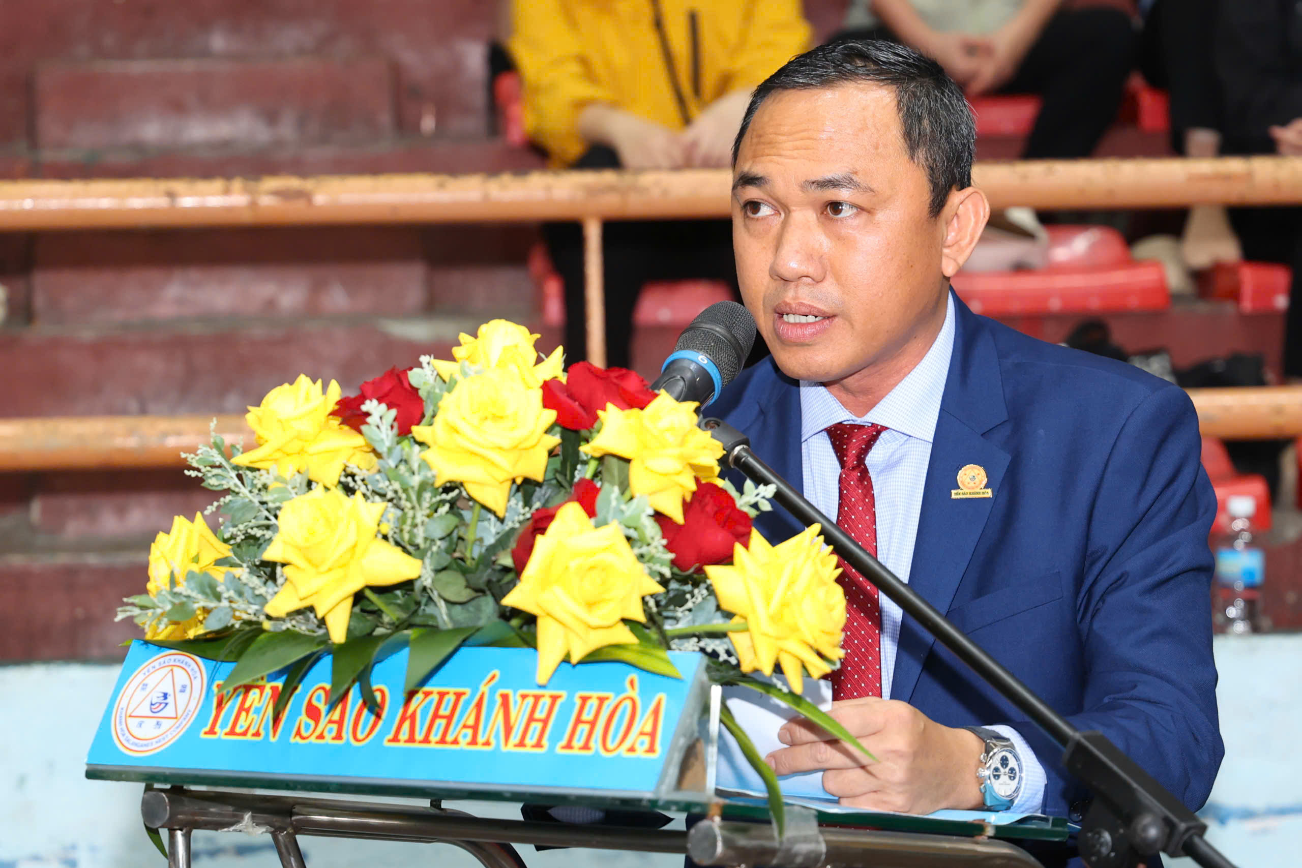 Hơn 350 vận động viên tham gia hội thao Công ty Yến sào Khánh Hòa- Ảnh 1. Ông Lê Đức Tiến, Đảng ủy viên, Phó tổng giám đốc công ty phát biểu tại lễ bế mạc