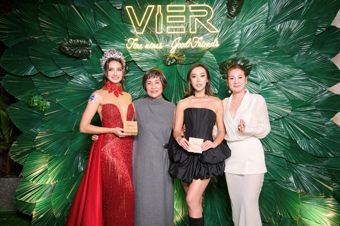 الرئيس التنفيذي ني فام يتألق بجانب جمال ميس تشارم - الصورة 1. CEO Nie Phạm tỏa sáng rạng rỡ bên dàn mỹ nhân Miss Charm - Ảnh 1.