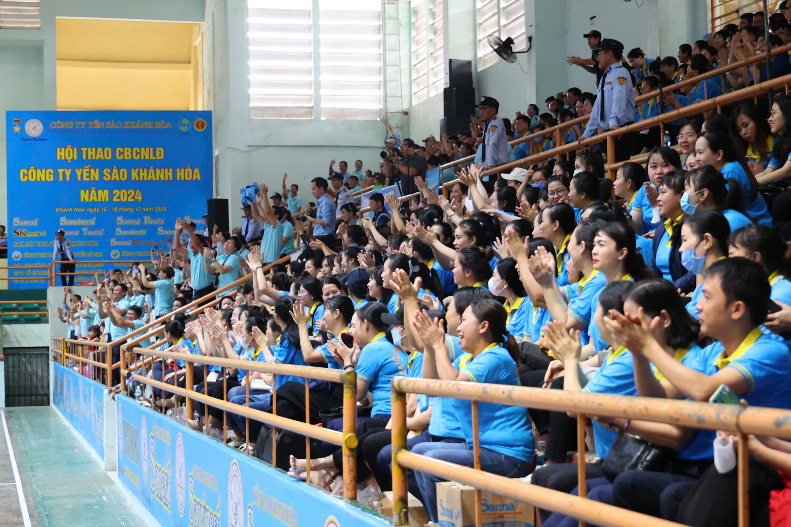 Hơn 350 vận động viên tham gia hội thao Công ty Yến sào Khánh Hòa- Ảnh 2. Đông đảo công nhân, viên chức, lao động Công ty Yến sào Khánh Hòa đến cổ vũ hội thao