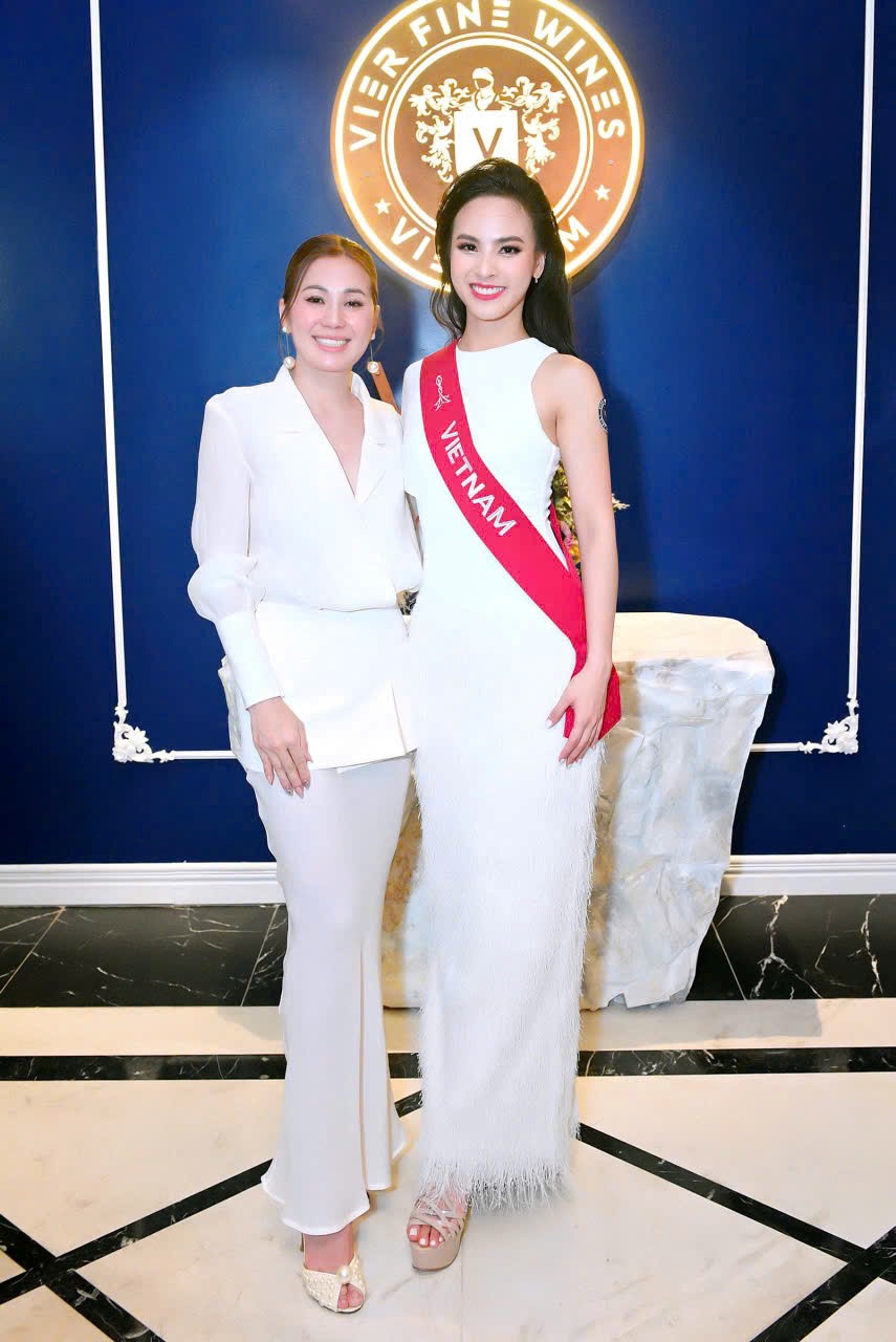 الرئيس التنفيذي ني فام يتألق بجانب جميلات ميس تشارم - الصورة 4. CEO Nie Phạm tỏa sáng rạng rỡ bên dàn mỹ nhân Miss Charm - Ảnh 4.