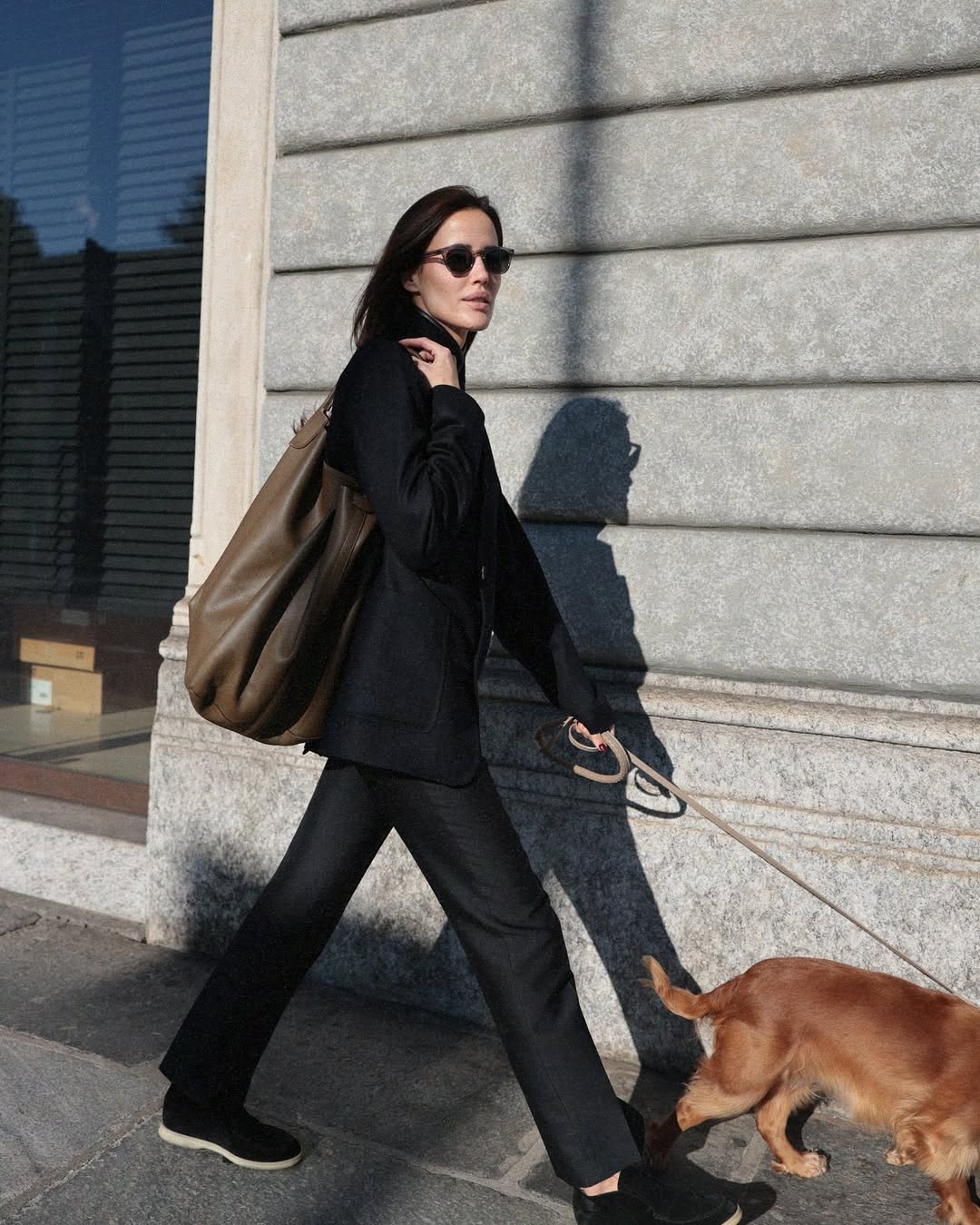 Sepatu nyaman yang cocok dengan semua jenis pakaian musim dingin - Foto 5. Những mẫu giày êm chân, hợp với mọi loại trang phục mùa đông- Ảnh 5.