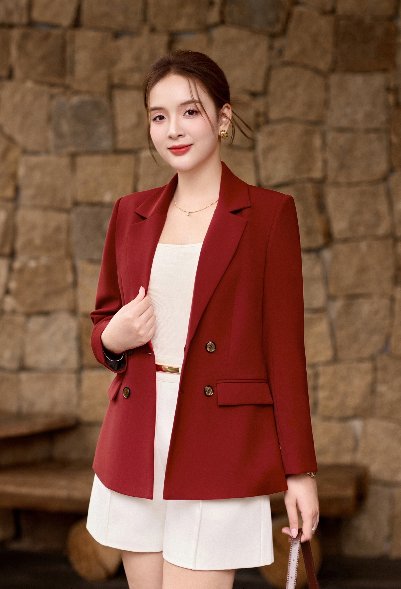 Suit cách điệu - tuyên ngôn thời trang của phái nữ hiện đại- Ảnh 4. Suit cách điệu - tuyên ngôn thời trang của phái nữ hiện đại- Ảnh 4.