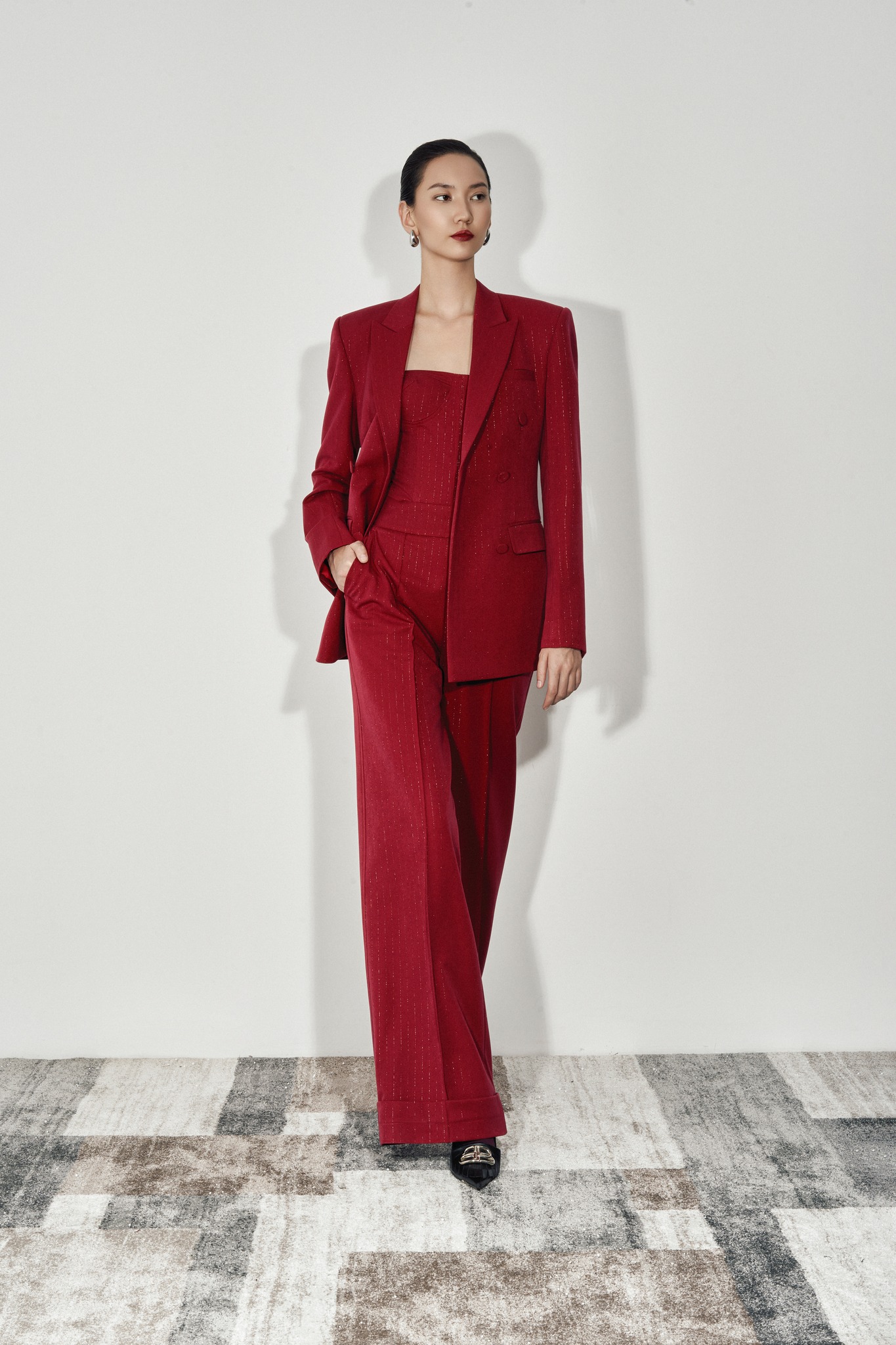 Suit cách điệu - tuyên ngôn thời trang của phái nữ hiện đại- Ảnh 8. Suit cách điệu - tuyên ngôn thời trang của phái nữ hiện đại- Ảnh 8.