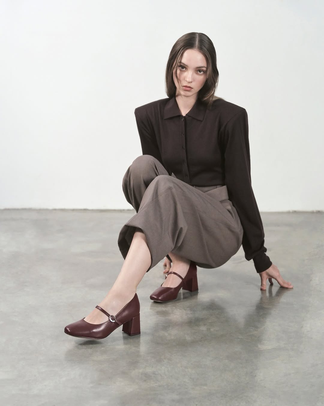 Sepatu nyaman yang cocok dengan semua jenis pakaian musim dingin - Foto 8. Những mẫu giày êm chân, hợp với mọi loại trang phục mùa đông- Ảnh 8.