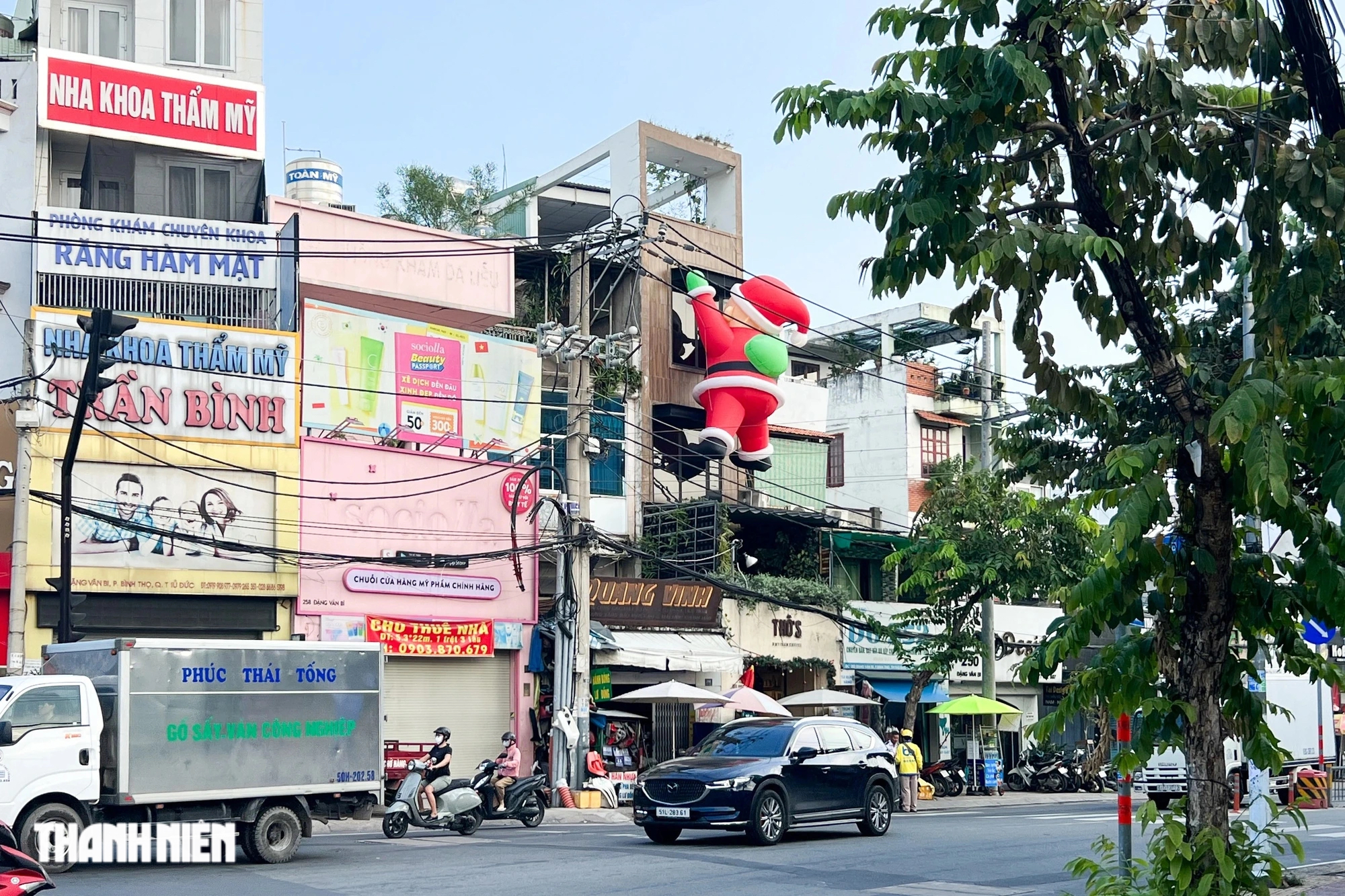 5 triệu đồng có ngay ông già Noel bơm hơi: Cháy hàng mùa Giáng sinh 2024- Ảnh 1.