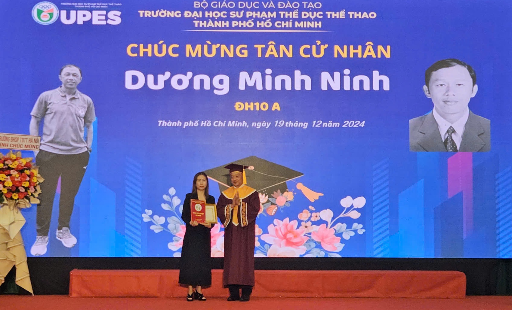 Special bachelor's degree for Cong Phuong's deceased teacher - Photo 2.