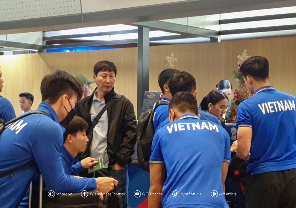 Xuan Son and the Vietnamese team returned home, having only 1 day to prepare for the great war in Myanmar - Photo 6.