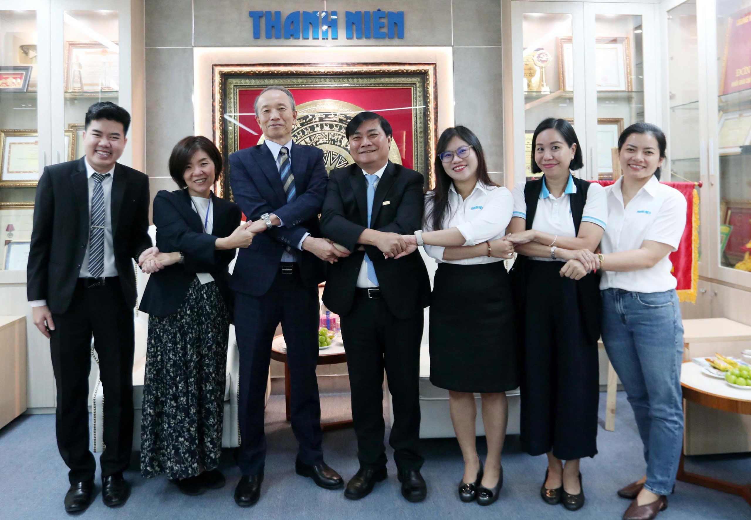 Consul General of Japan visited Thanh Nien Newspaper - Photo 5.