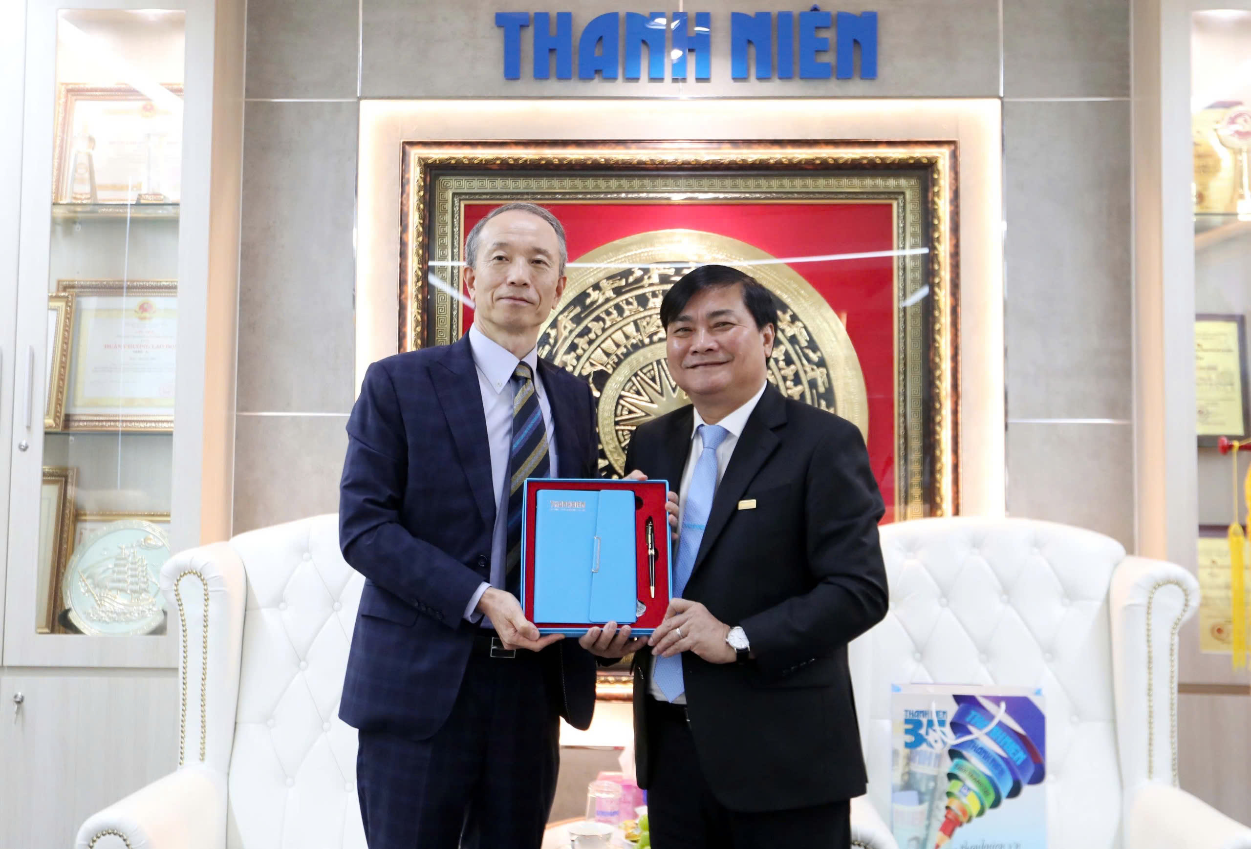 Consul General of Japan visited Thanh Nien Newspaper - Photo 3.