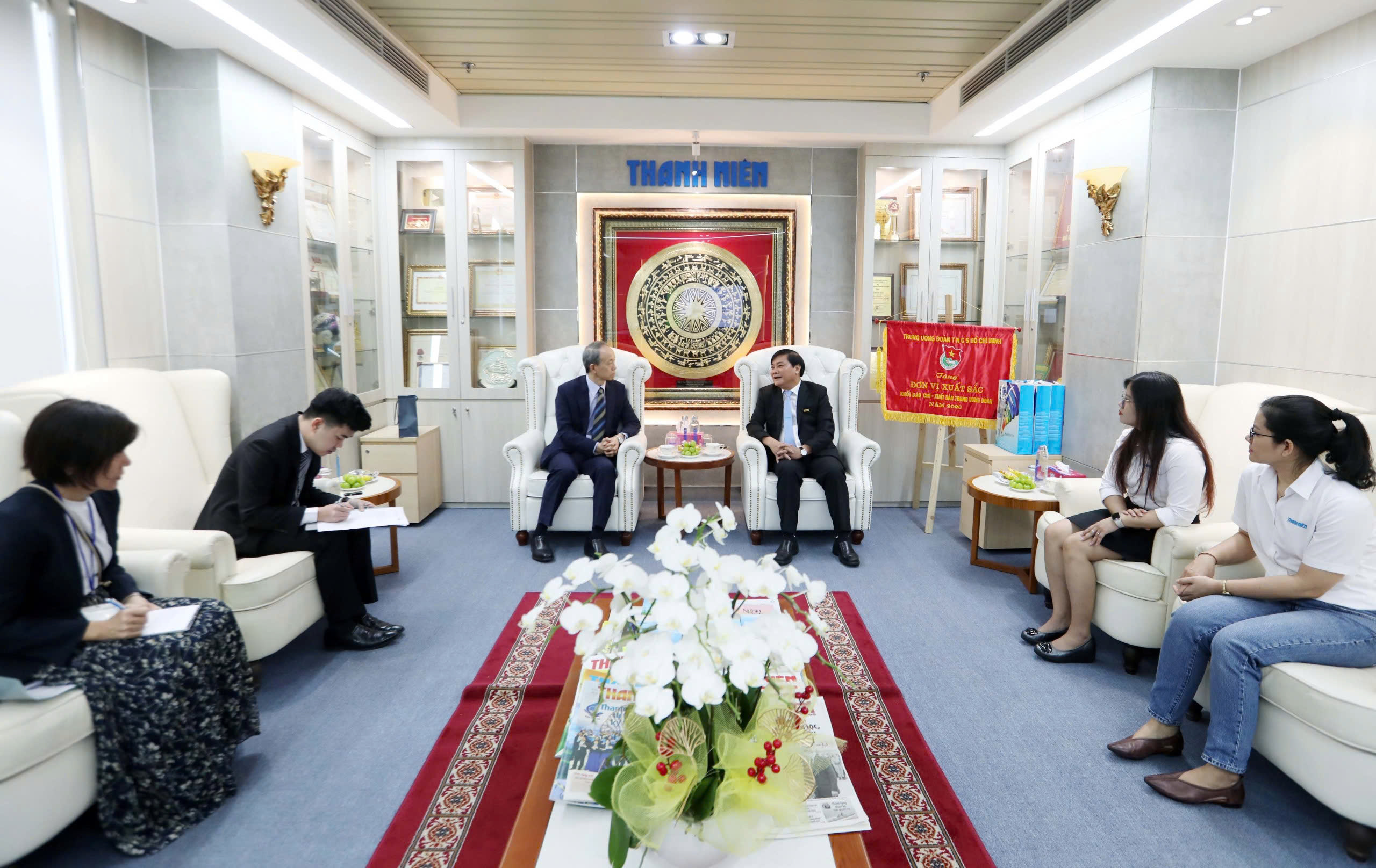 Consul General of Japan visited Thanh Nien Newspaper - Photo 2.