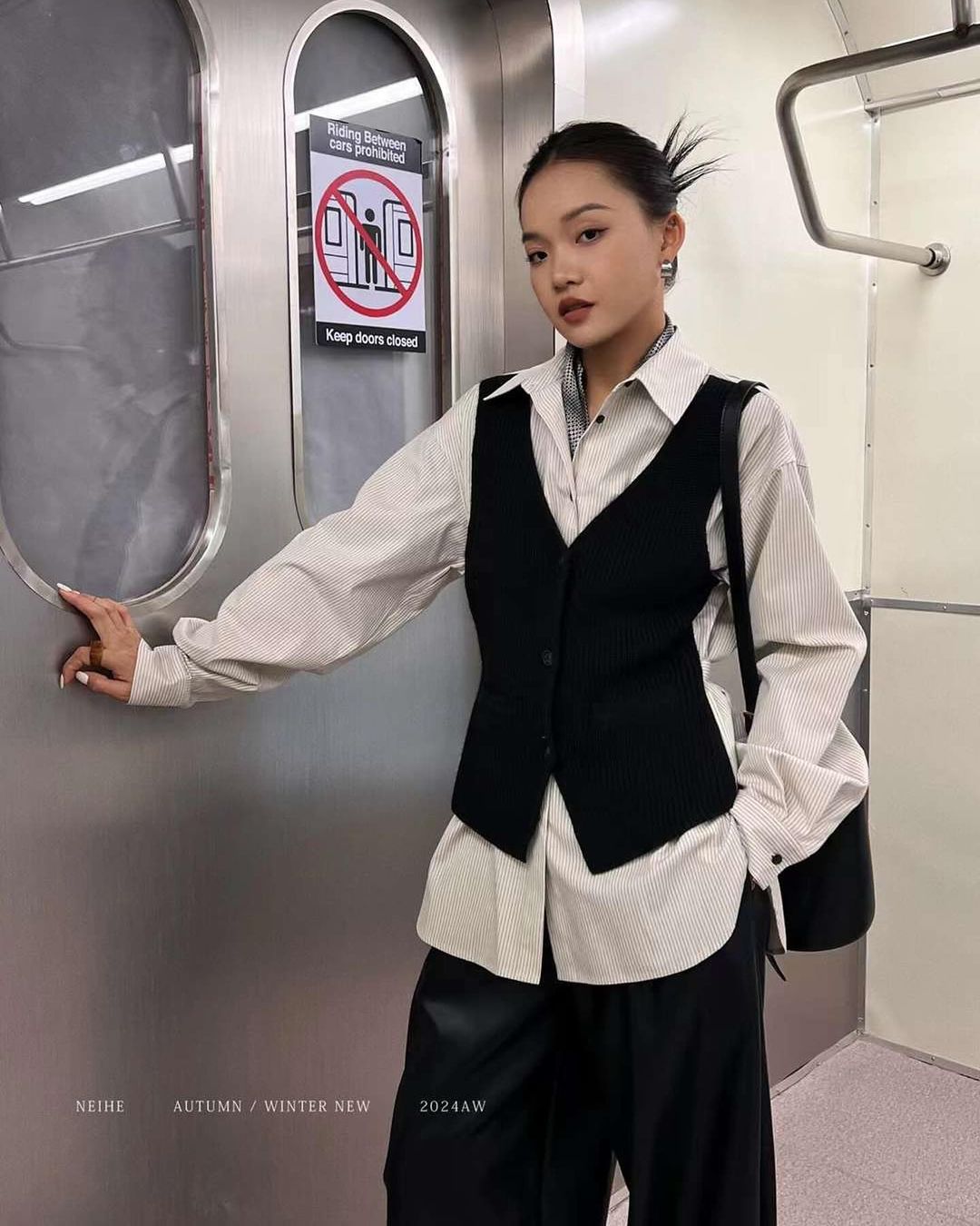 La mode « puissante » du duo chemise blanche et gilet dans la rue - Photo 1. Thời trang 'quyền lực' của bộ đôi áo sơ mi trắng và ghi lê trên đường phố- Ảnh 1.