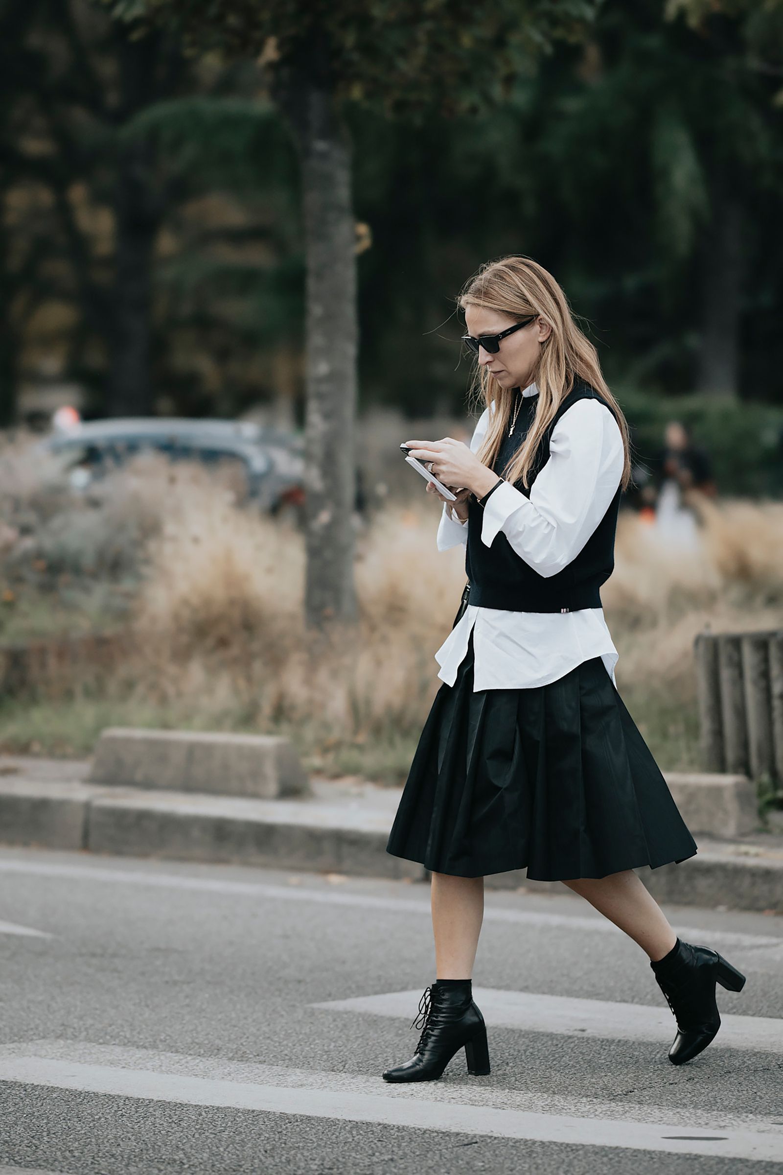 La mode « puissante » du duo chemise blanche et gilet dans la rue - Photo 2. Thời trang 'quyền lực' của bộ đôi áo sơ mi trắng và ghi lê trên đường phố- Ảnh 2.
