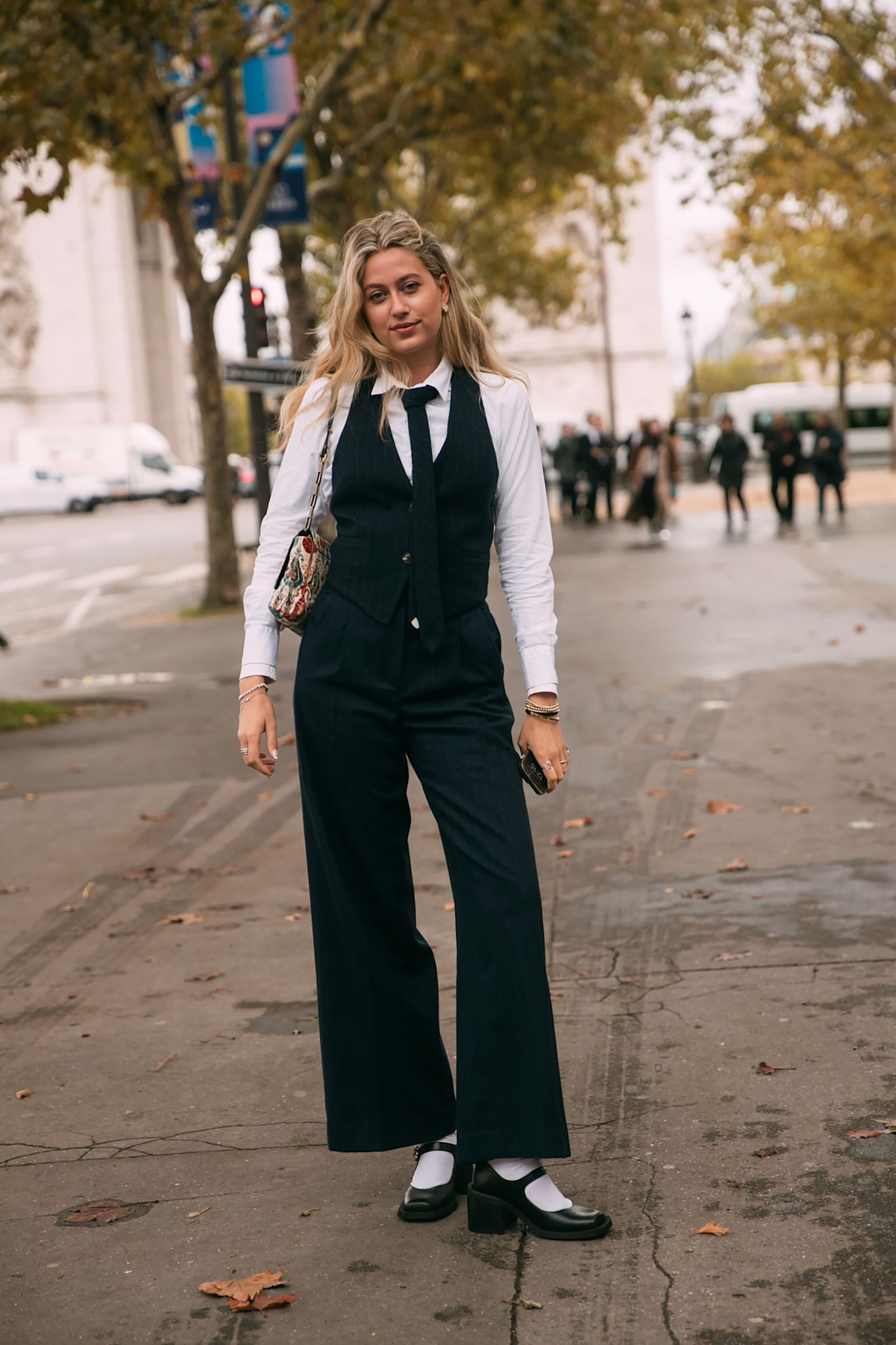 La mode « puissante » du duo chemise blanche et gilet dans la rue - Photo 3. Thời trang 'quyền lực' của bộ đôi áo sơ mi trắng và ghi lê trên đường phố- Ảnh 3.