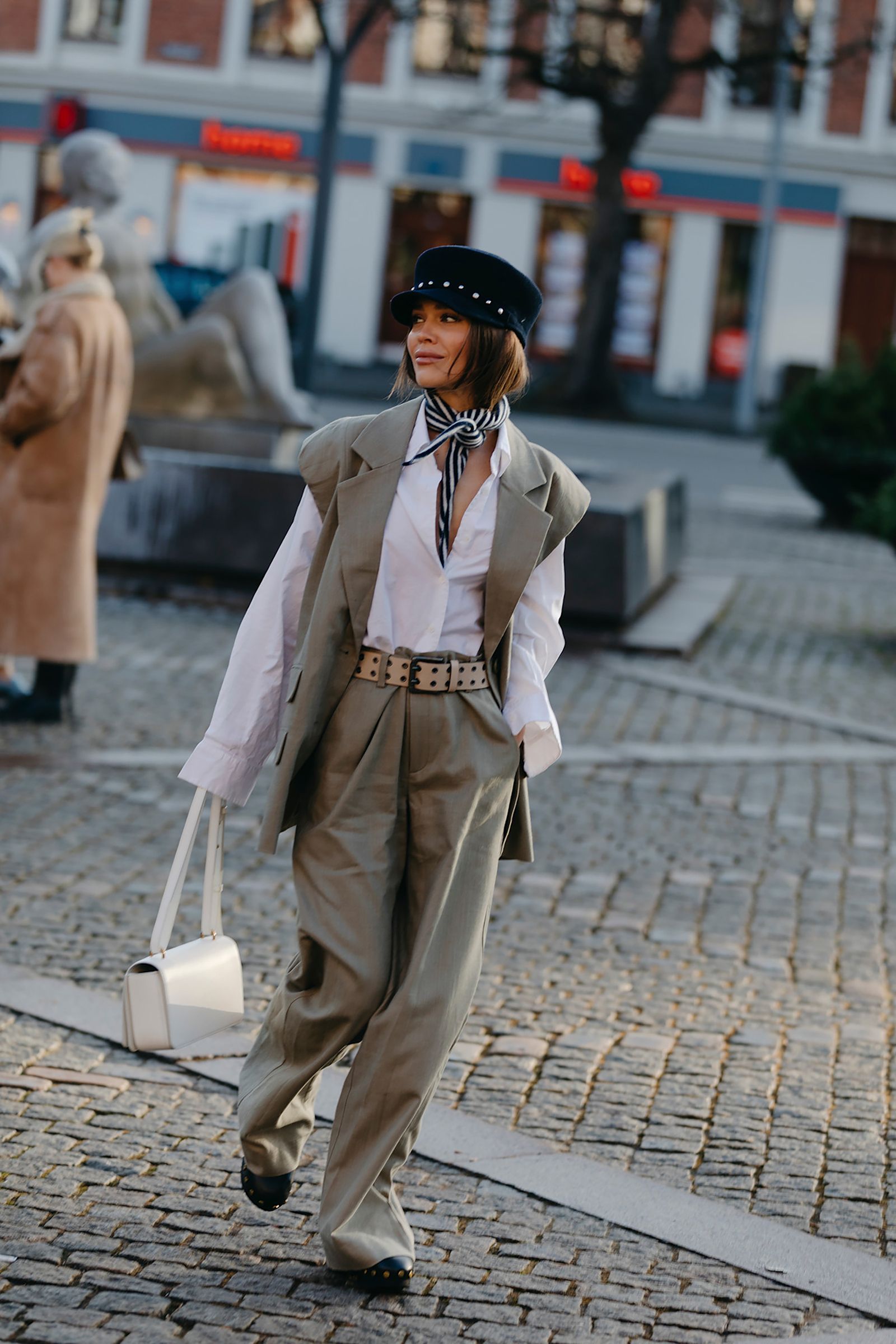 La mode « puissante » du duo chemise blanche et gilet dans la rue - Photo 4. Thời trang 'quyền lực' của bộ đôi áo sơ mi trắng và ghi lê trên đường phố- Ảnh 4.