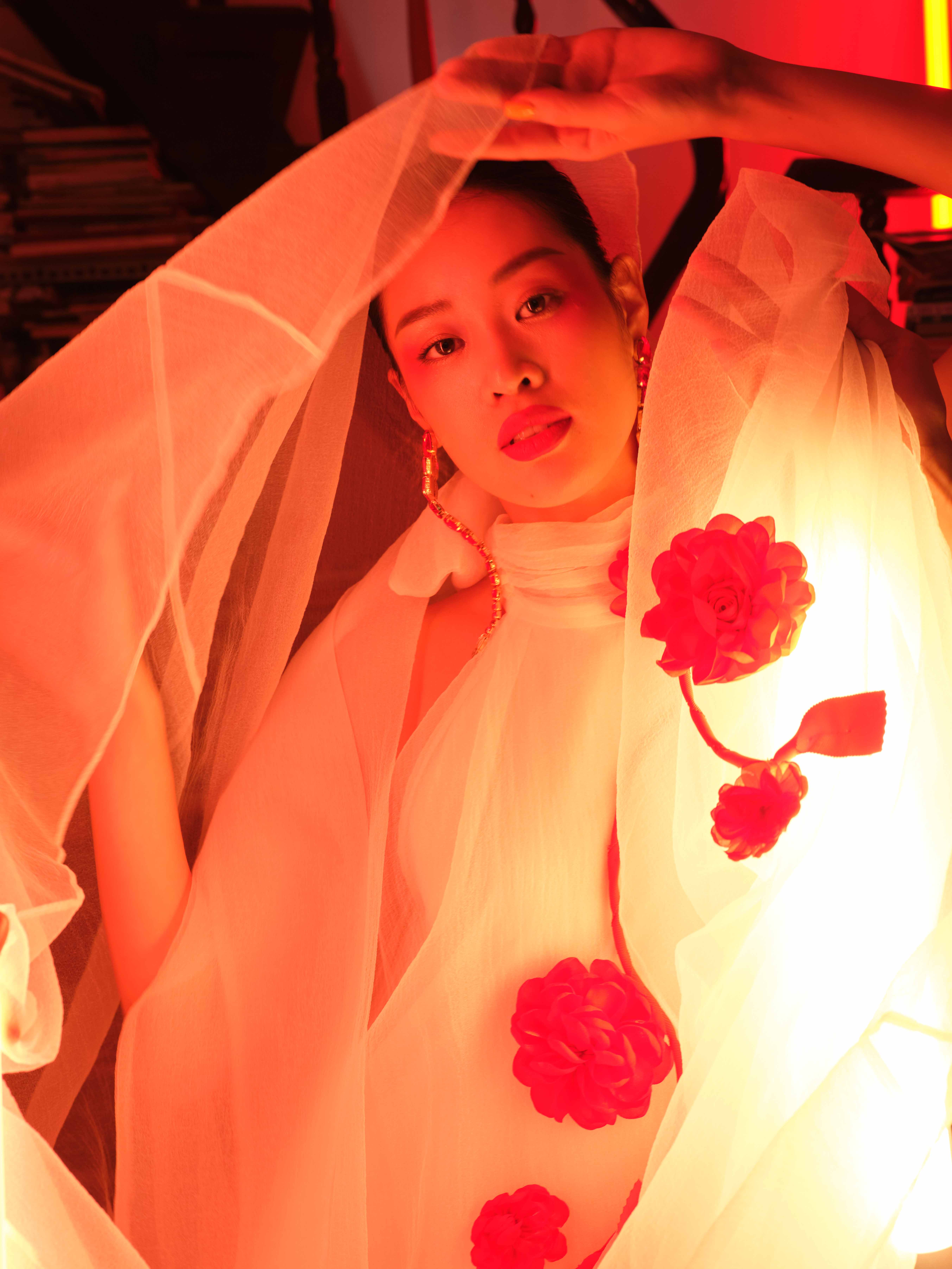 Khanh Van در زیبایی با Ngoc Chau و Le Hoang Phuong در یک کتابفروشی قدیمی رقابت می کند - عکس 2. Khánh Vân đọ nhan sắc với Ngọc Châu, Lê Hoàng Phương trong tiệm sách cũ- Ảnh 2.