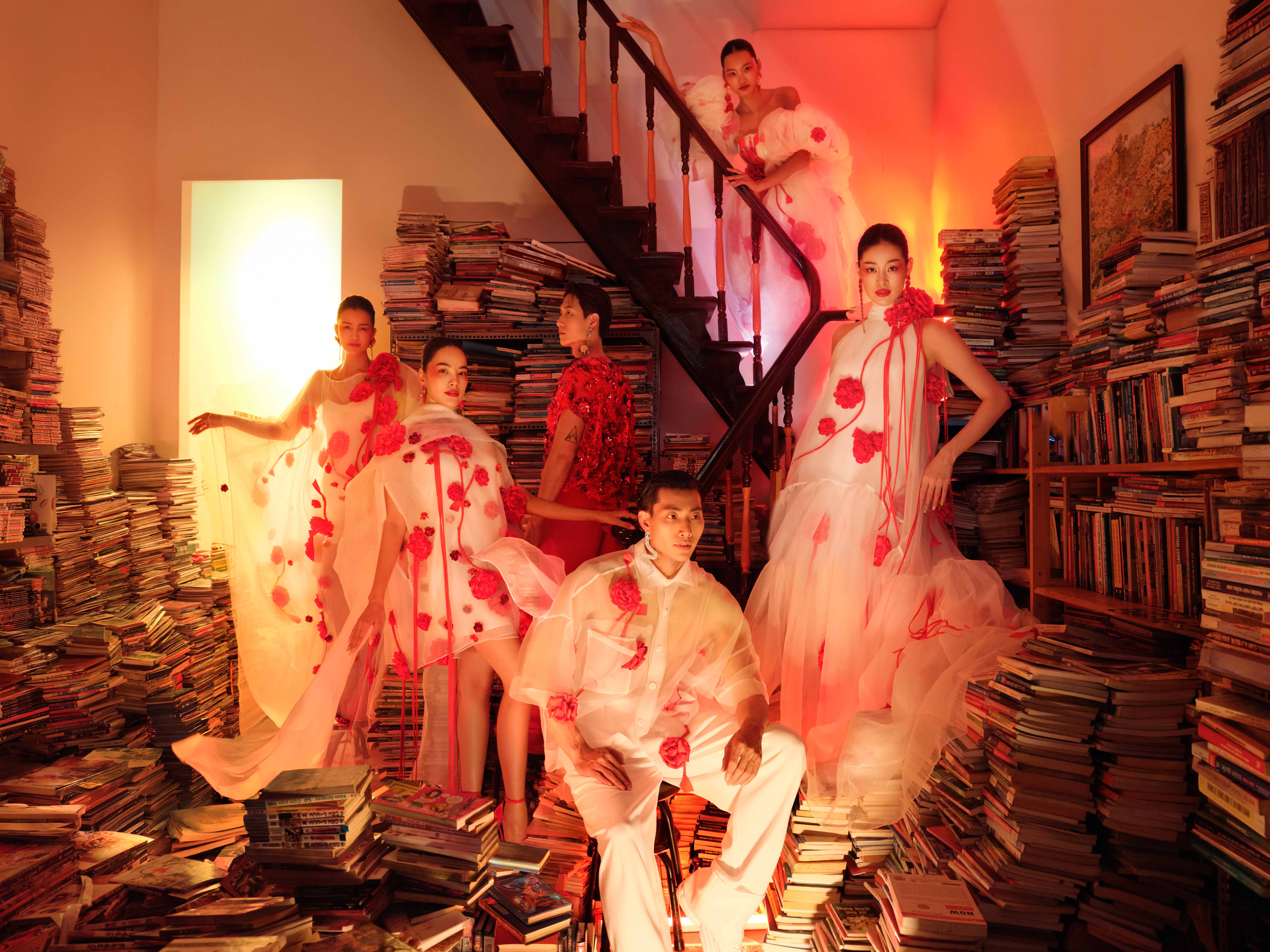 Khanh Van در زیبایی با Ngoc Chau و Le Hoang Phuong در یک کتابفروشی قدیمی رقابت می کند - عکس 9. Khánh Vân đọ nhan sắc với Ngọc Châu, Lê Hoàng Phương trong tiệm sách cũ- Ảnh 9.