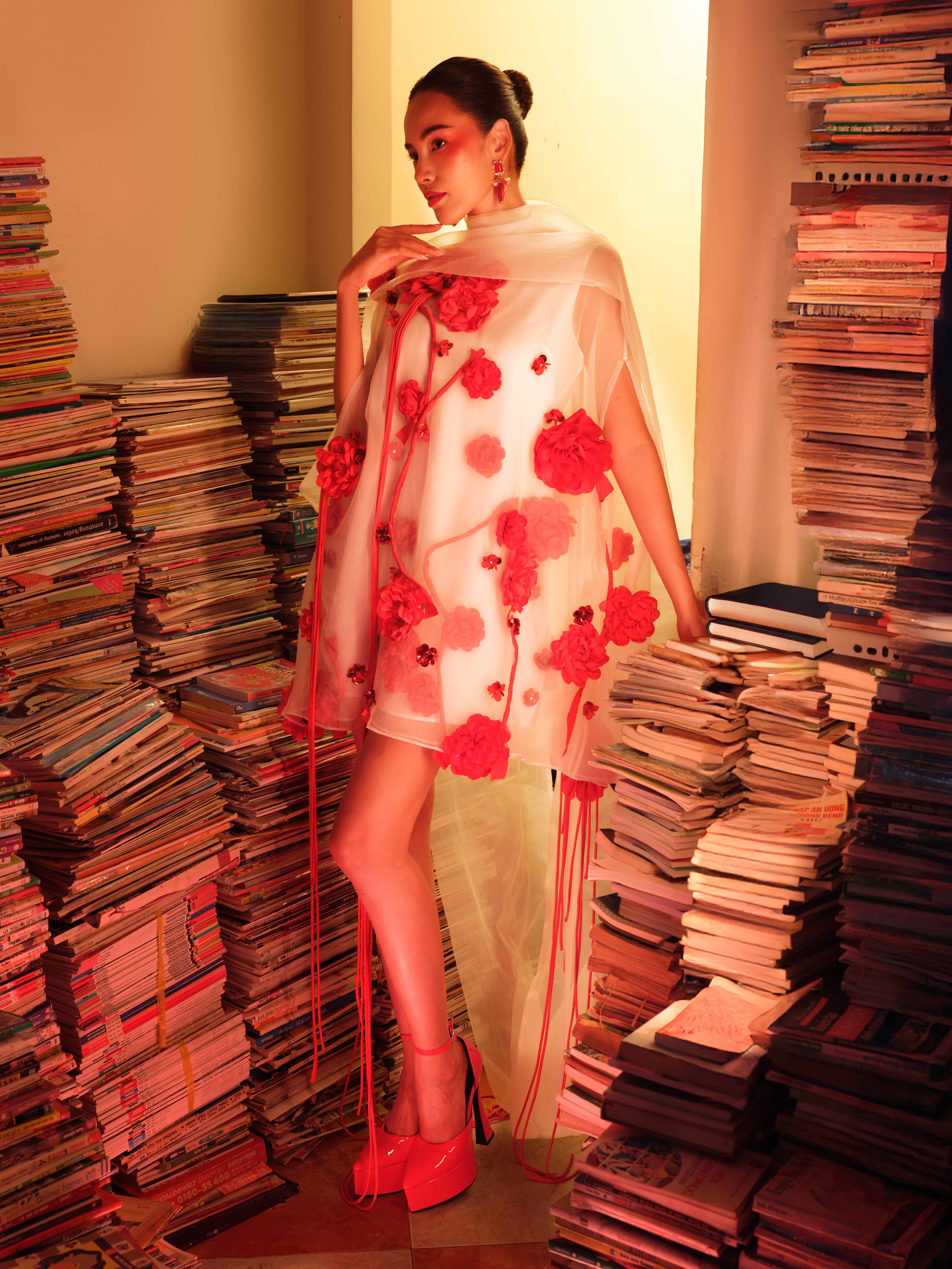 Khanh Van در زیبایی با Ngoc Chau و Le Hoang Phuong در یک کتابفروشی قدیمی رقابت می کند - عکس 3. Khánh Vân đọ nhan sắc với Ngọc Châu, Lê Hoàng Phương trong tiệm sách cũ- Ảnh 3.