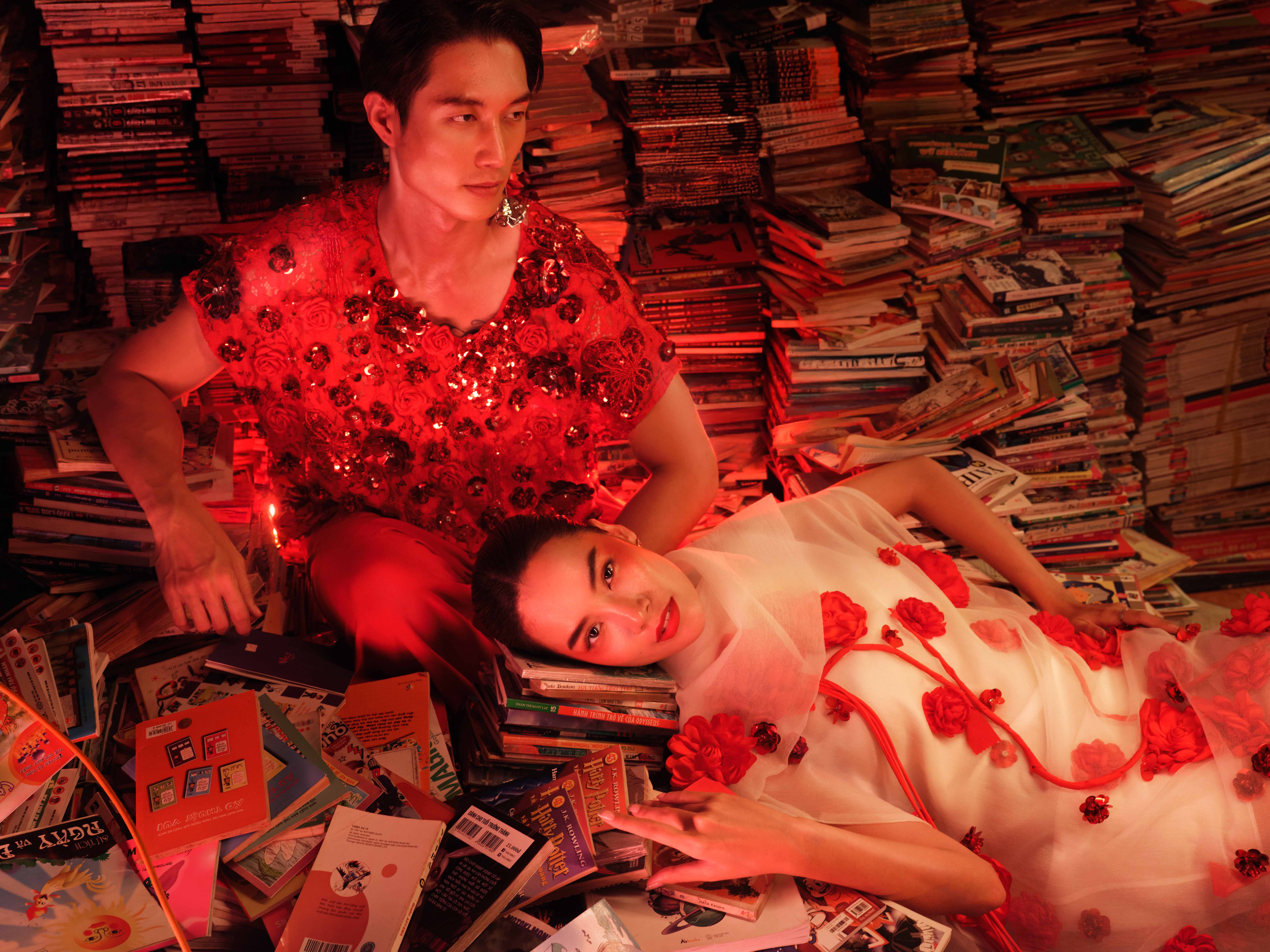 Khanh Van در زیبایی با Ngoc Chau و Le Hoang Phuong در یک کتابفروشی قدیمی رقابت می کند - عکس 6. Khánh Vân đọ nhan sắc với Ngọc Châu, Lê Hoàng Phương trong tiệm sách cũ- Ảnh 6.