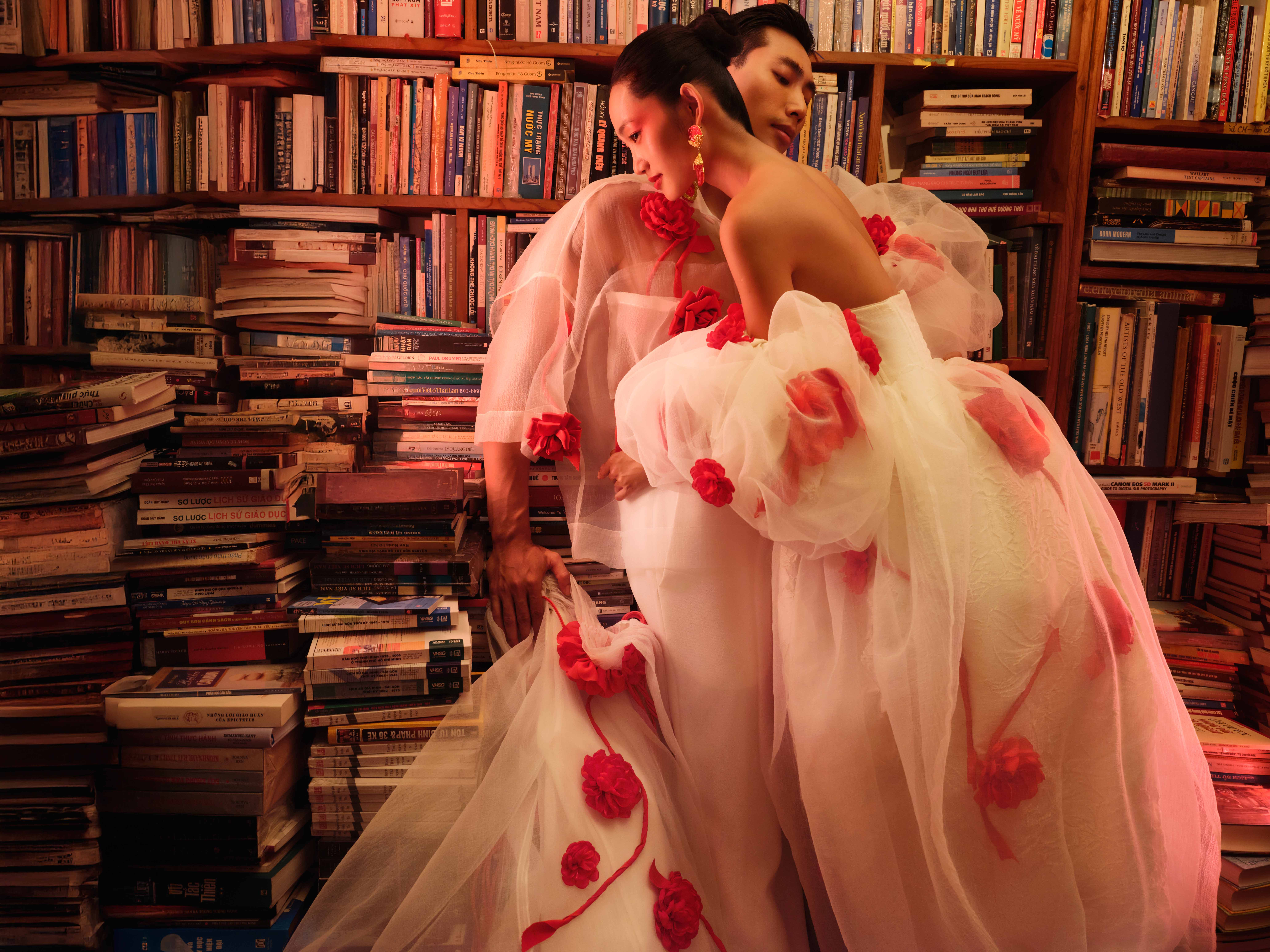 Khanh Van در زیبایی با Ngoc Chau و Le Hoang Phuong در یک کتابفروشی قدیمی رقابت می کند - عکس 1. Khánh Vân đọ nhan sắc với Ngọc Châu, Lê Hoàng Phương trong tiệm sách cũ- Ảnh 1.