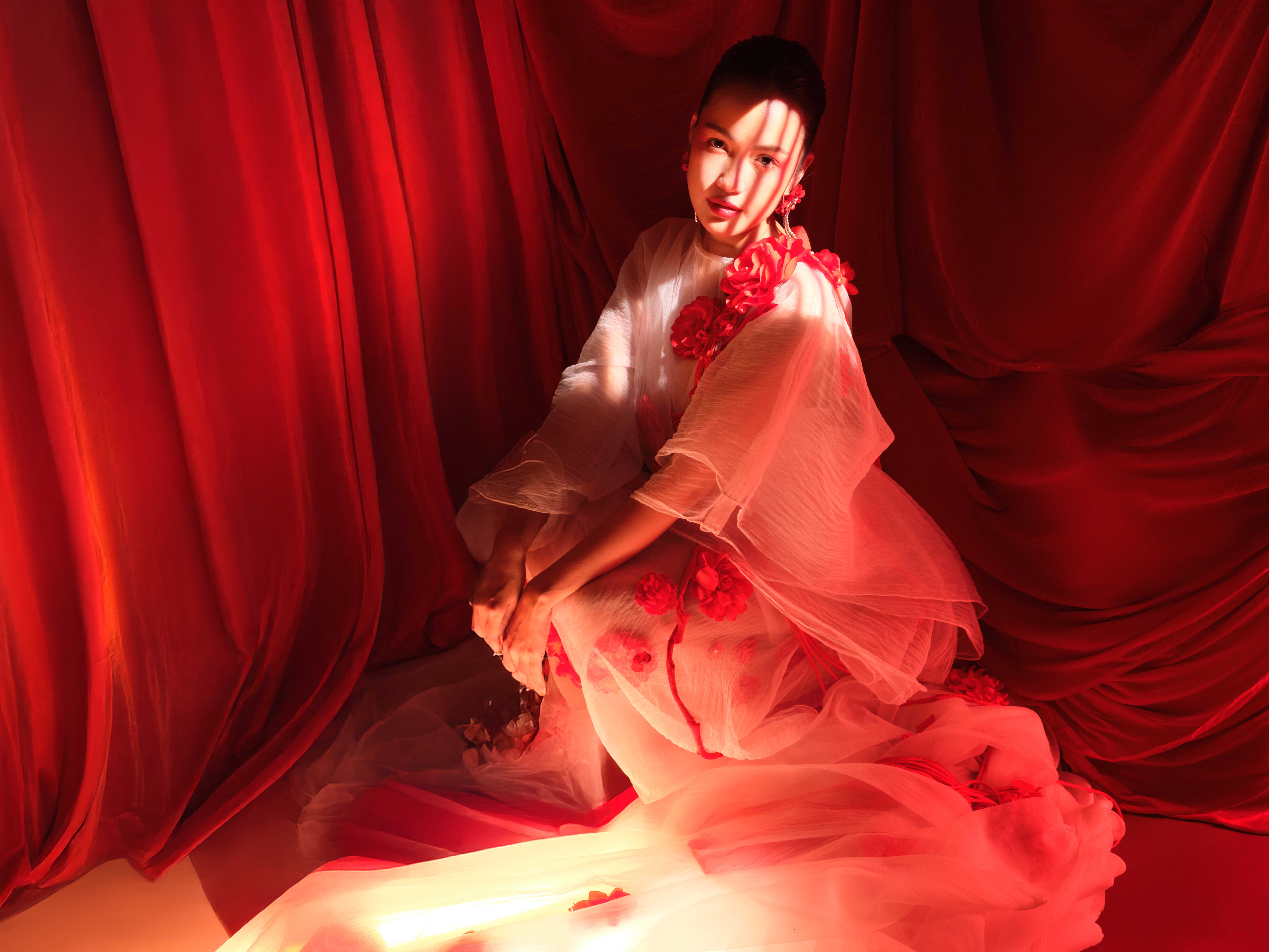 Khanh Van در زیبایی با Ngoc Chau و Le Hoang Phuong در یک کتابفروشی قدیمی رقابت می کند - عکس 5. Khánh Vân đọ nhan sắc với Ngọc Châu, Lê Hoàng Phương trong tiệm sách cũ- Ảnh 5.