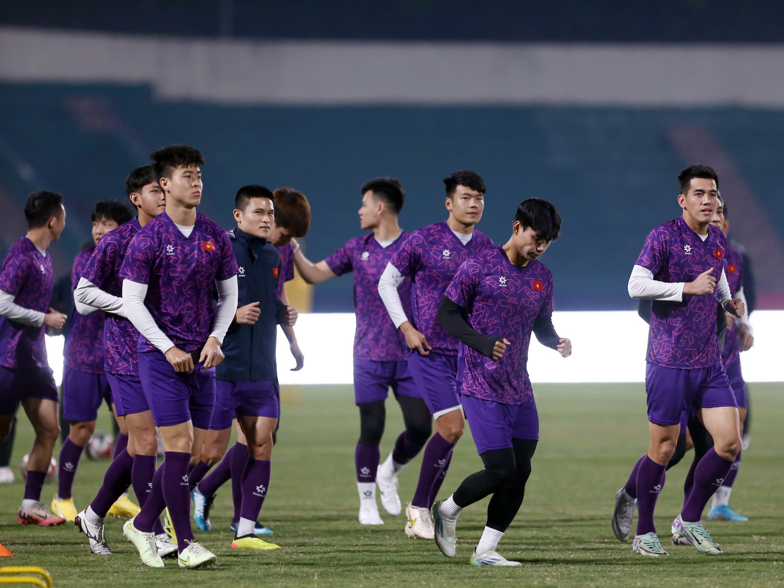 Mr. Kim grimaced because Hai Long and Doan Ngoc Tan were in pain right before the Myanmar match - Photo 3.