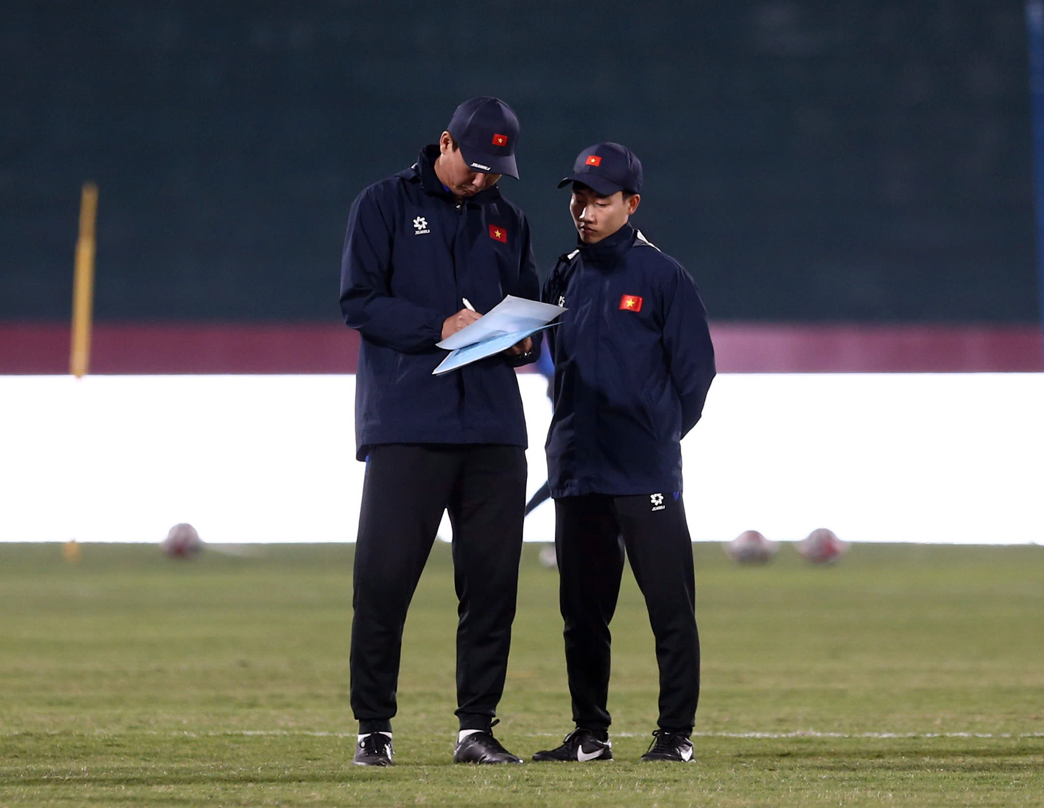 Mr. Kim grimaced because Hai Long and Doan Ngoc Tan were in pain right before the Myanmar match - Photo 12.