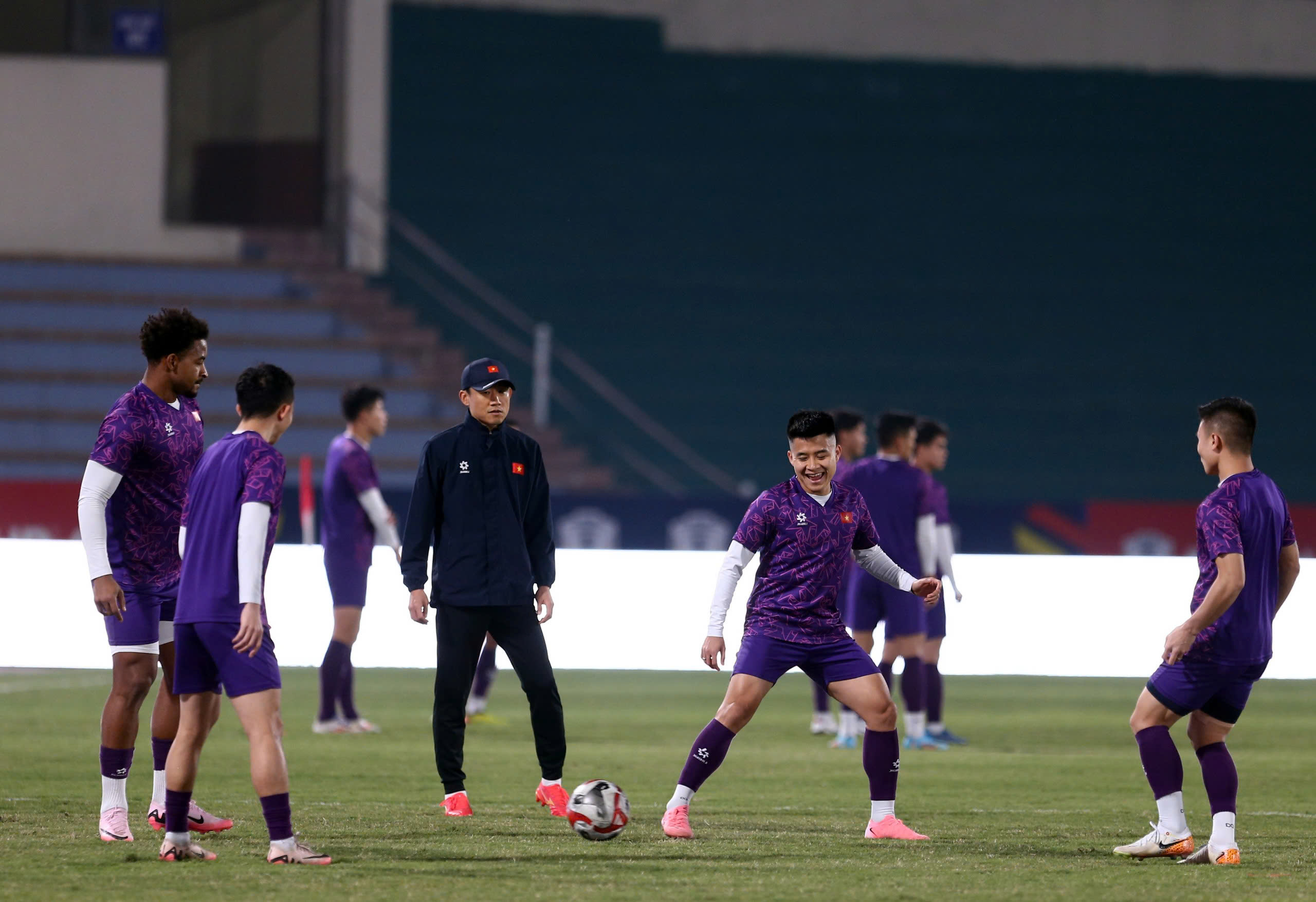 Mr. Kim grimaced because Hai Long and Doan Ngoc Tan were in pain right before the Myanmar match - Photo 4.