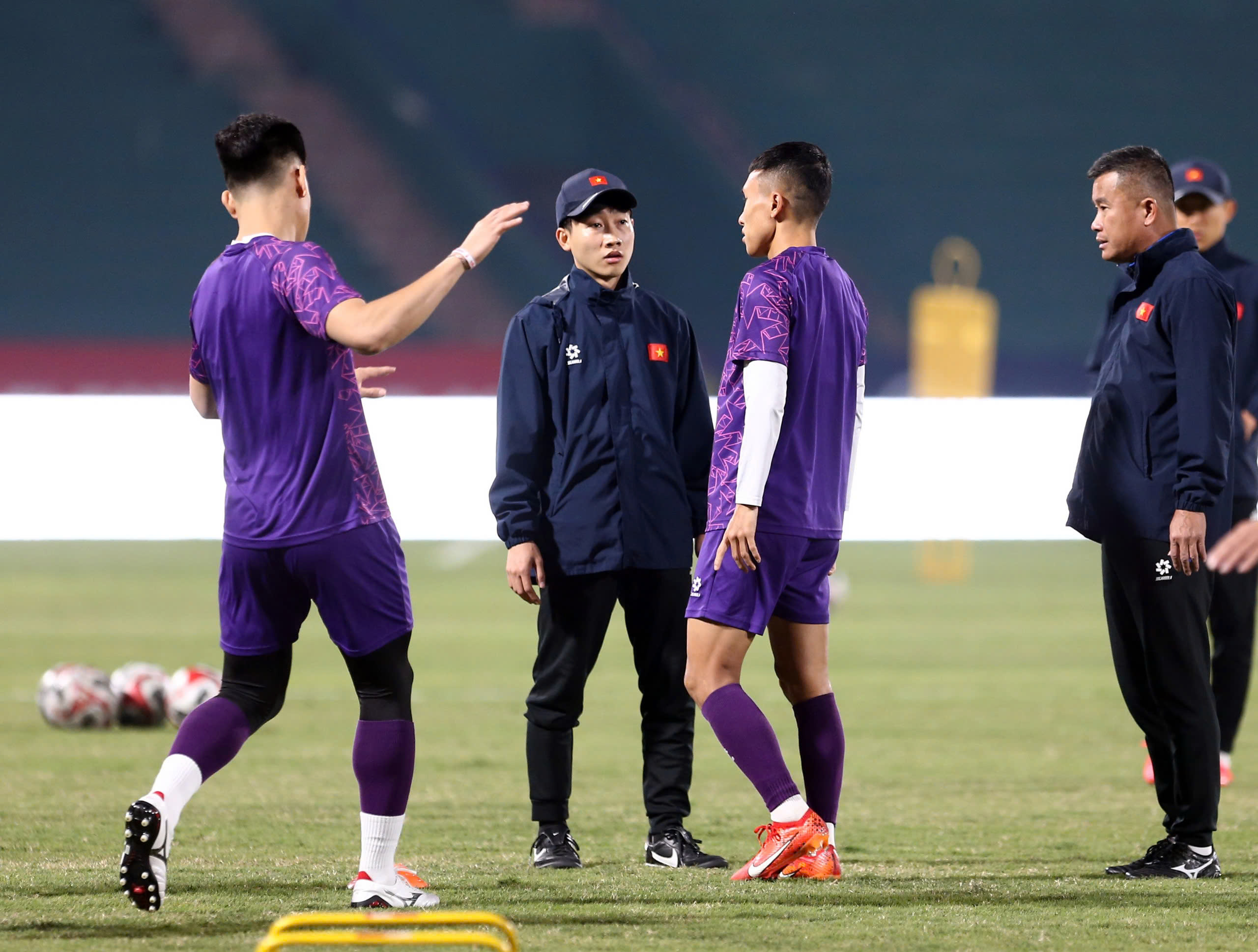 Mr. Kim grimaced because Hai Long and Doan Ngoc Tan were in pain right before the Myanmar match - Photo 6.