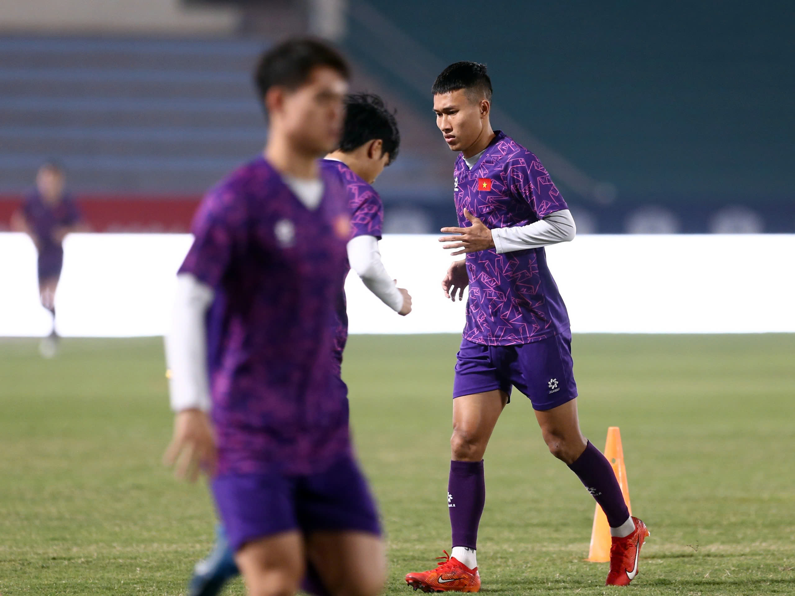 Mr. Kim grimaced because Hai Long and Doan Ngoc Tan were in pain right before the Myanmar match - Photo 5.