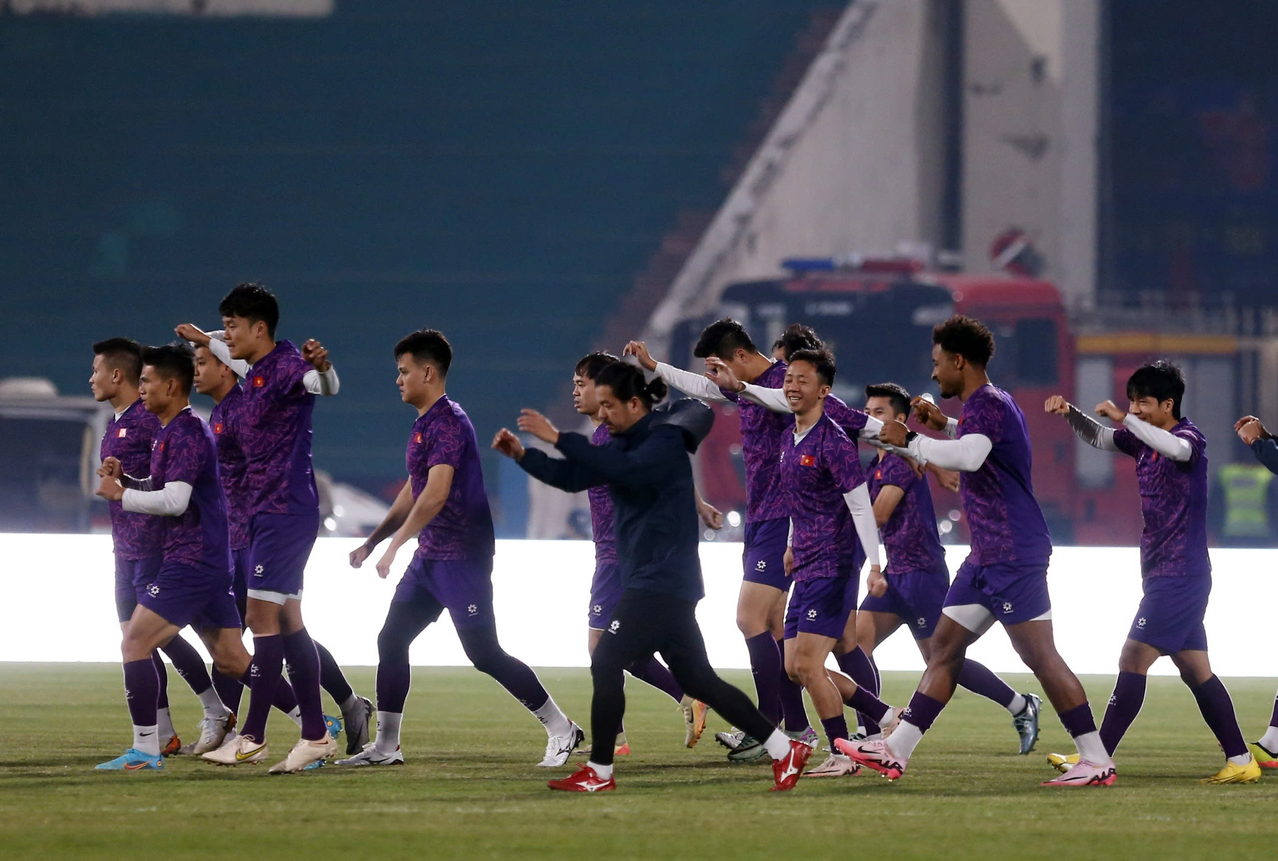 Mr. Kim grimaced because Hai Long and Doan Ngoc Tan were in pain right before the Myanmar match - Photo 7.