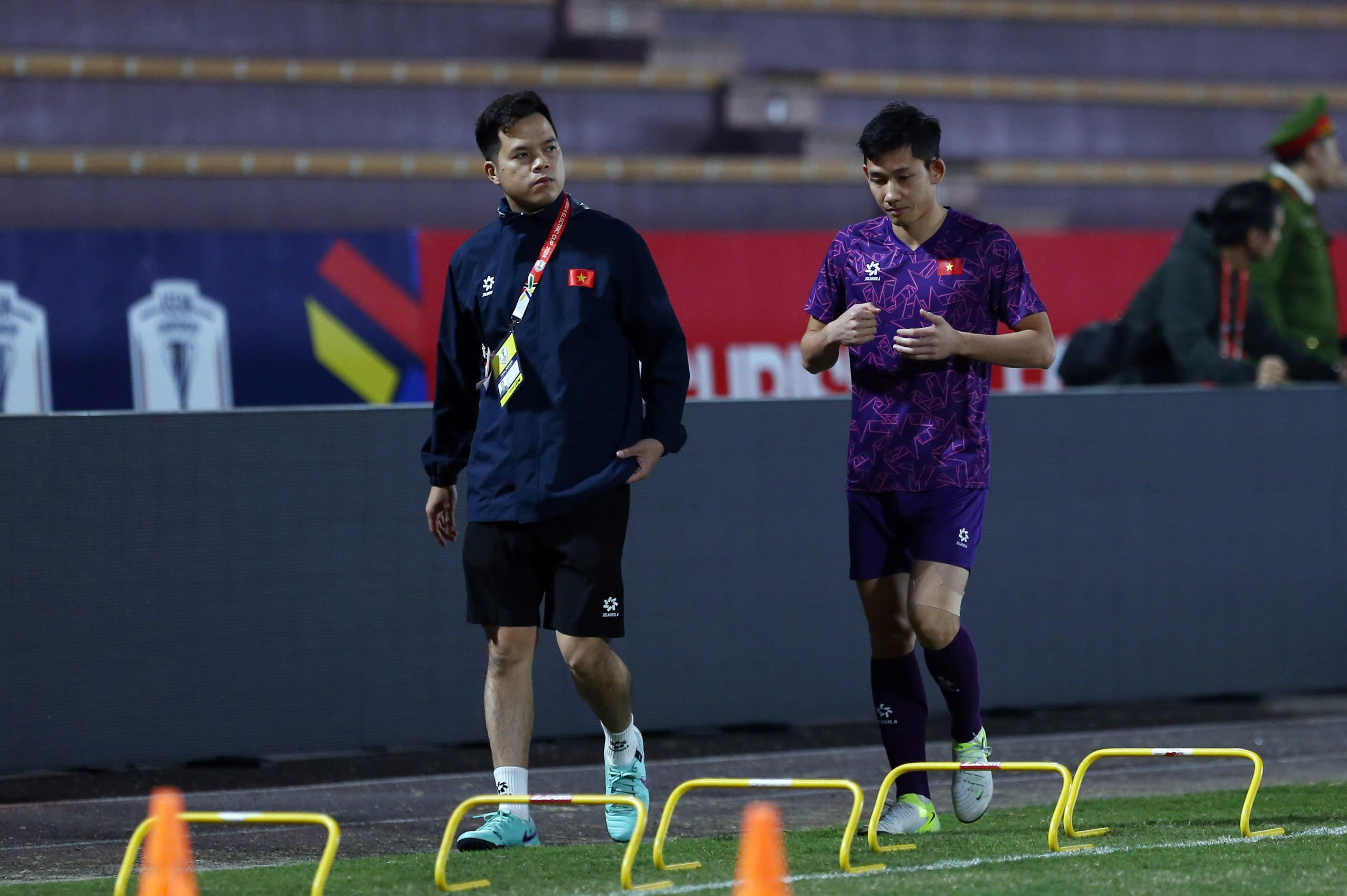 Mr. Kim grimaced because Hai Long and Doan Ngoc Tan were in pain right before the Myanmar match - Photo 9.