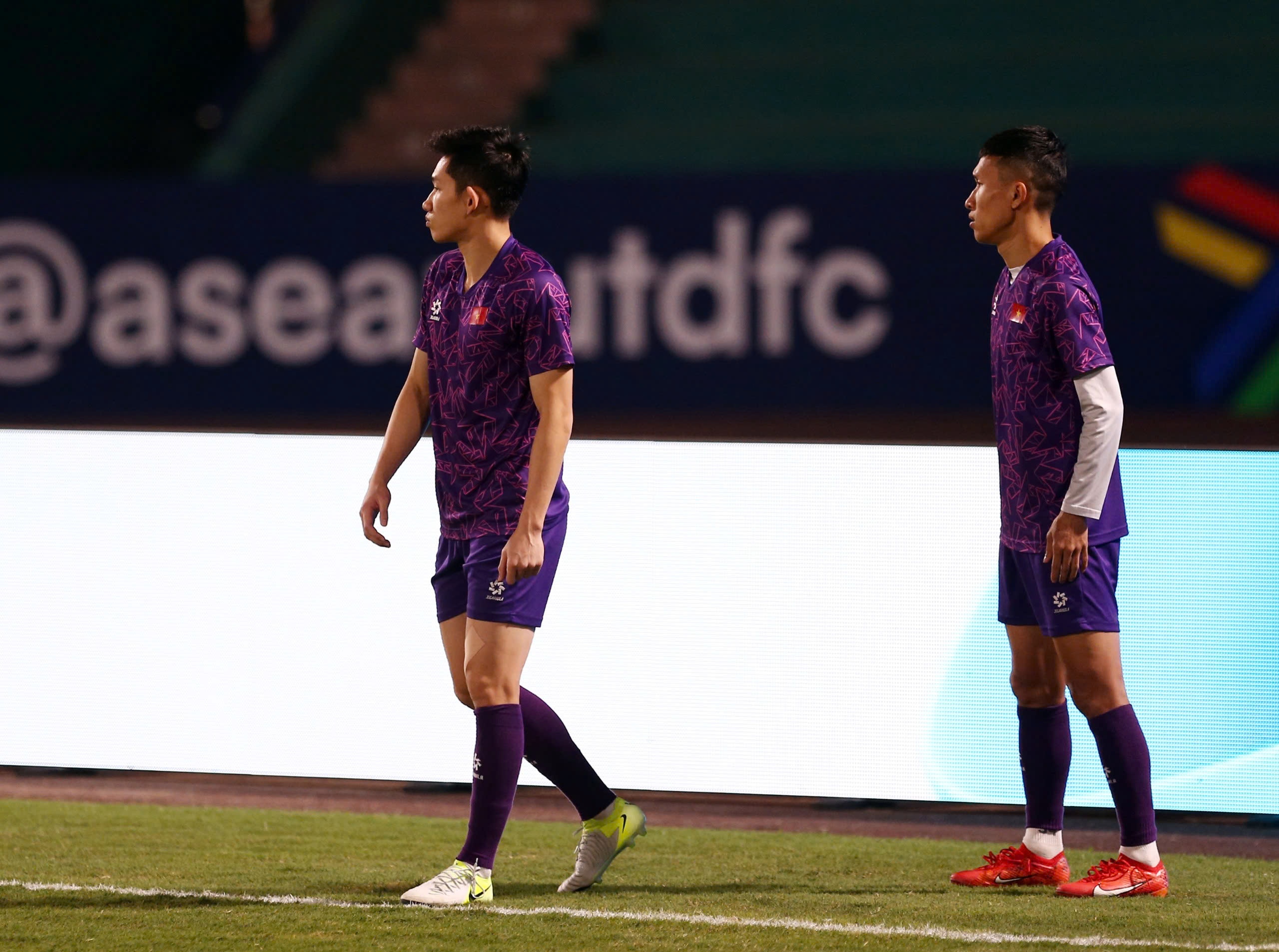 Mr. Kim grimaced because Hai Long and Doan Ngoc Tan were in pain right before the Myanmar match - Photo 8.