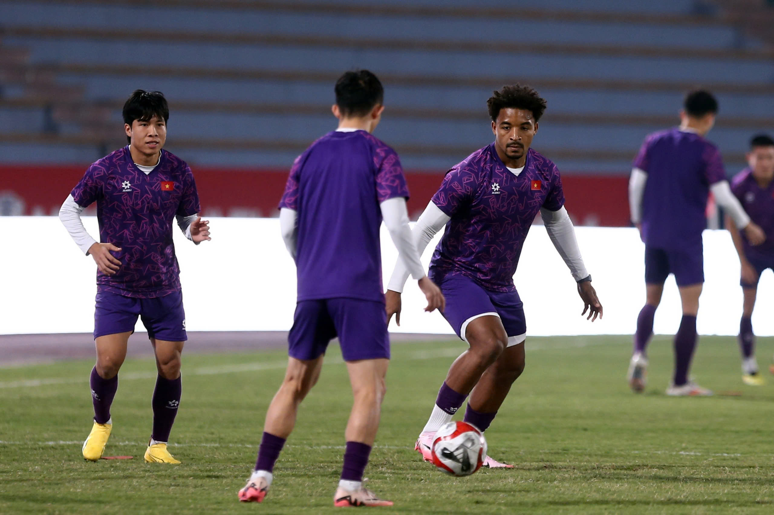 Mr. Kim grimaced because Hai Long and Doan Ngoc Tan were in pain right before the Myanmar match - Photo 13.