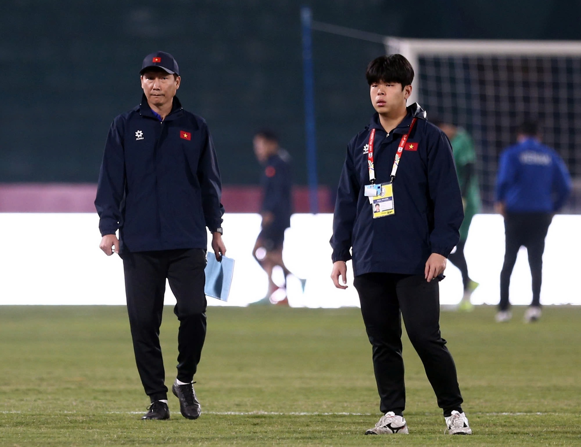 Mr. Kim grimaced because Hai Long and Doan Ngoc Tan were in pain right before the Myanmar match - Photo 10.