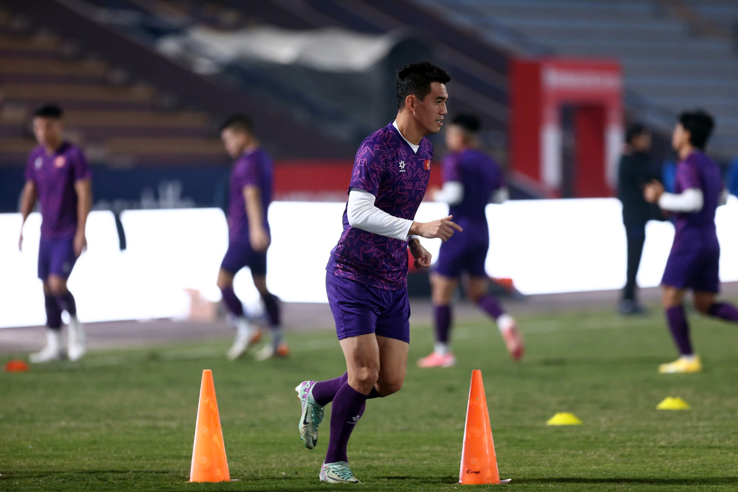 Mr. Kim grimaced because Hai Long and Doan Ngoc Tan were in pain right before the Myanmar match - Photo 11.