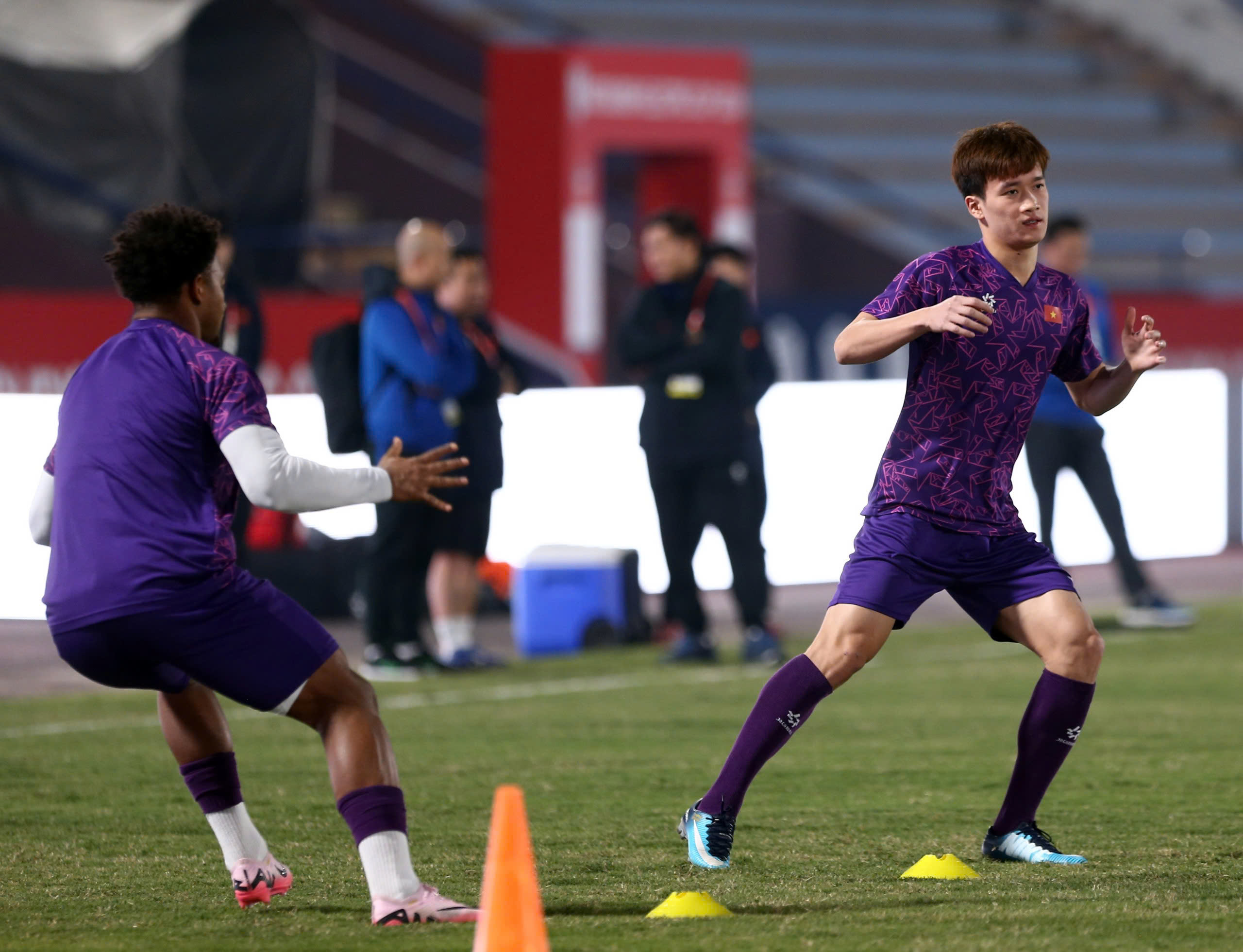 Mr. Kim grimaced because Hai Long and Doan Ngoc Tan were in pain right before the Myanmar match - Photo 14.