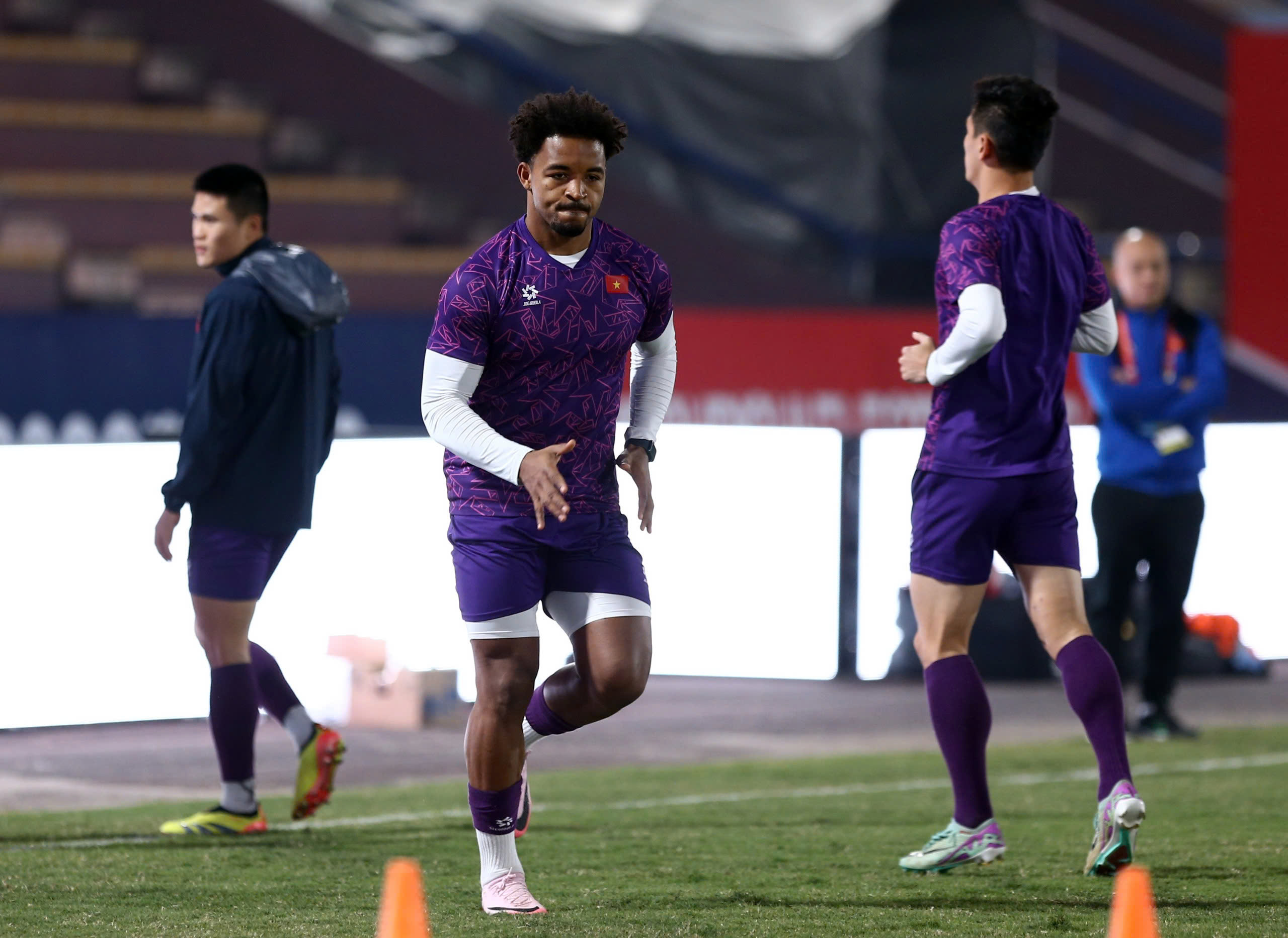 Mr. Kim grimaced because Hai Long and Doan Ngoc Tan were in pain right before the Myanmar match - Photo 15.