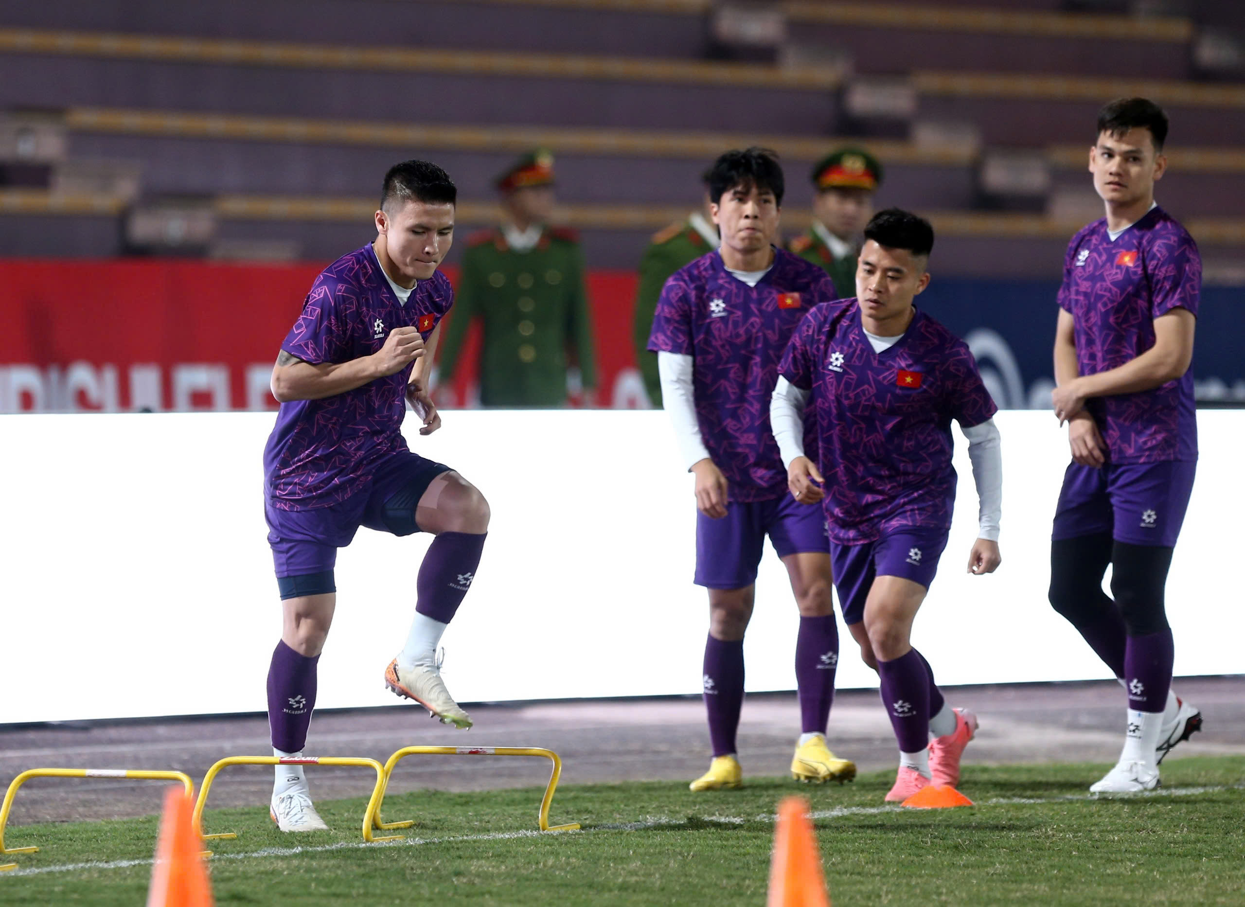 Mr. Kim grimaced because Hai Long and Doan Ngoc Tan were in pain right before the Myanmar match - Photo 16.