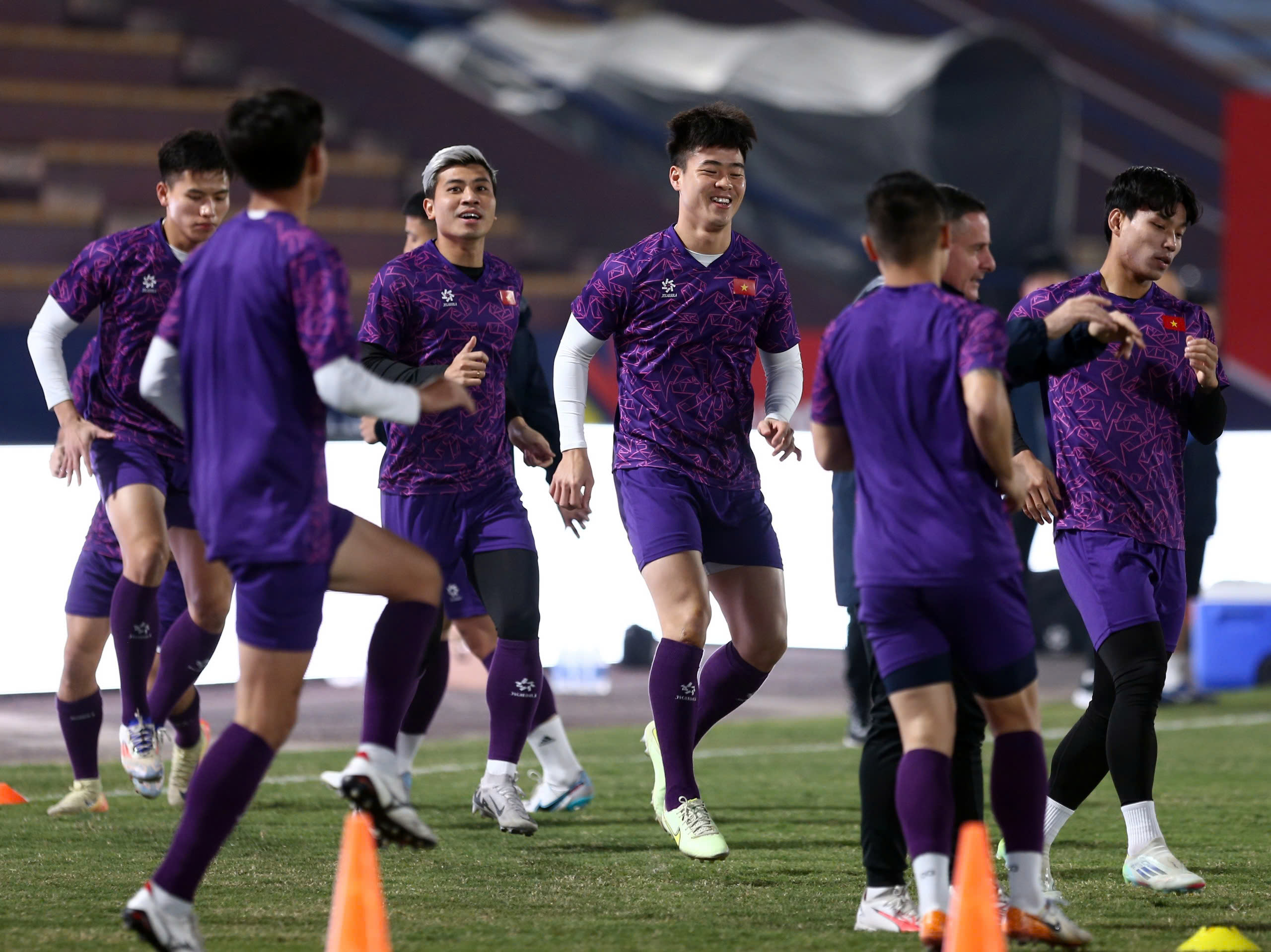 Mr. Kim grimaced because Hai Long and Doan Ngoc Tan were in pain right before the Myanmar match - Photo 17.