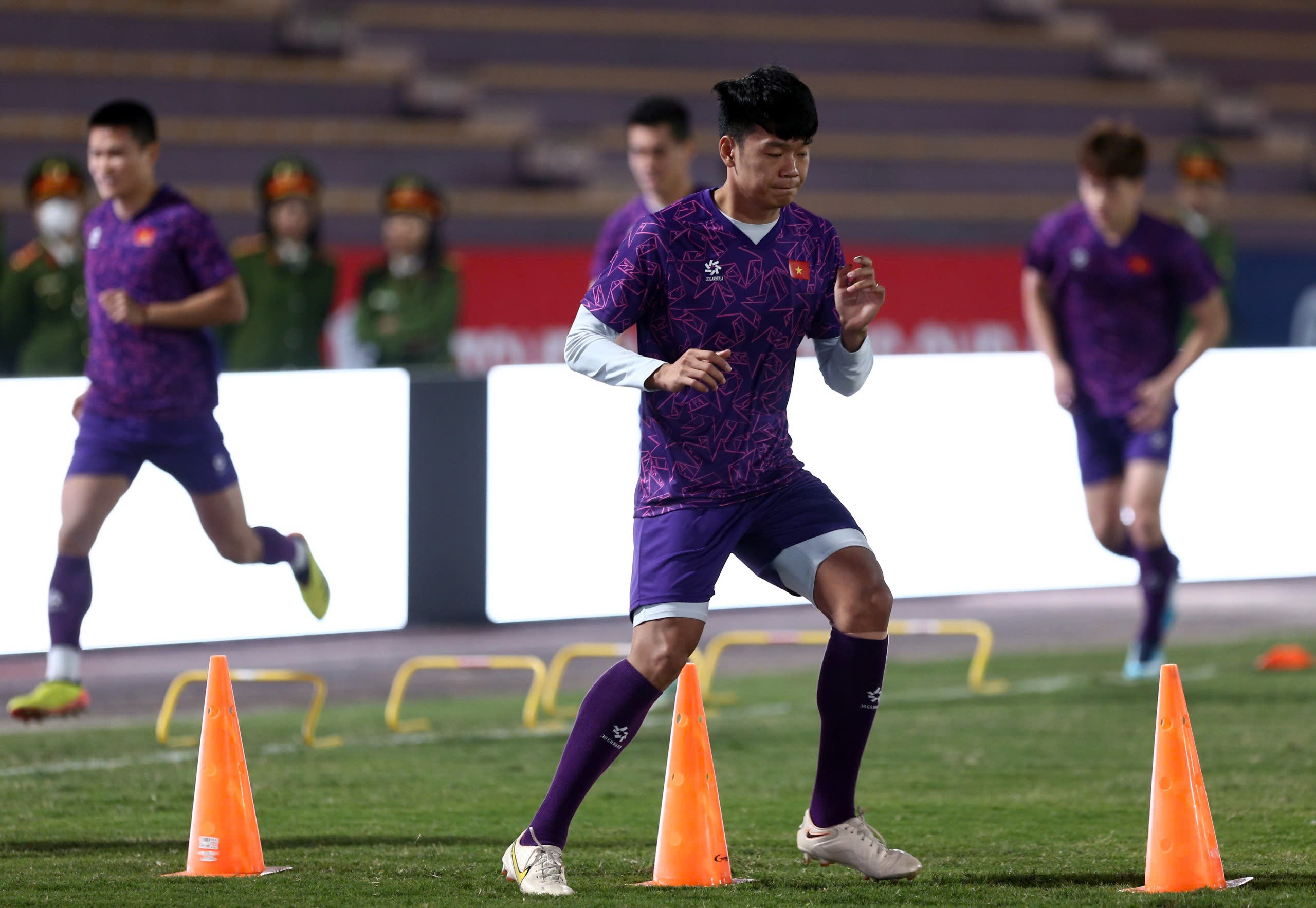 Mr. Kim grimaced because Hai Long and Doan Ngoc Tan were in pain right before the Myanmar match - Photo 18.