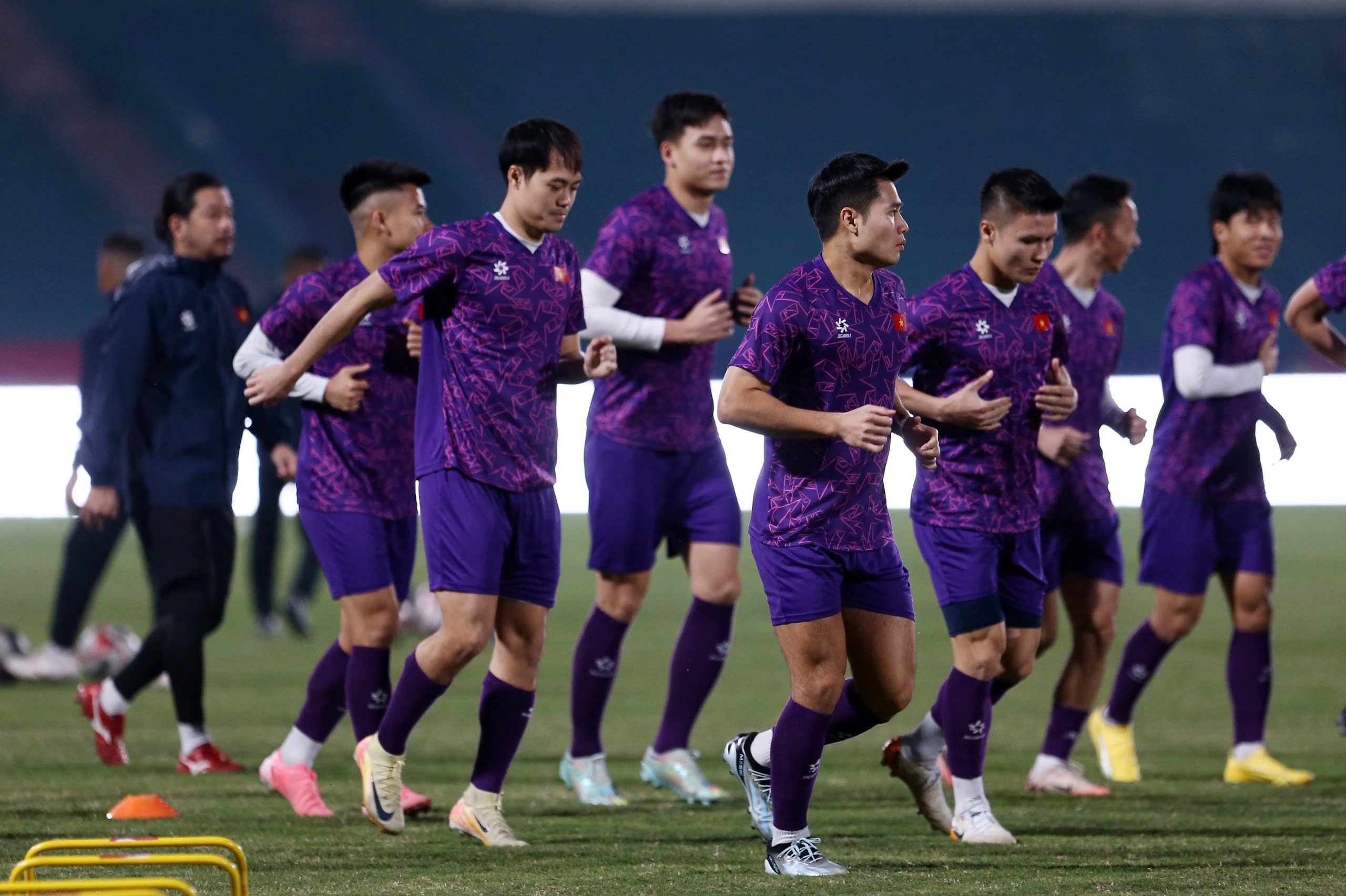 Mr. Kim grimaced because Hai Long and Doan Ngoc Tan were in pain right before the Myanmar match - Photo 19.