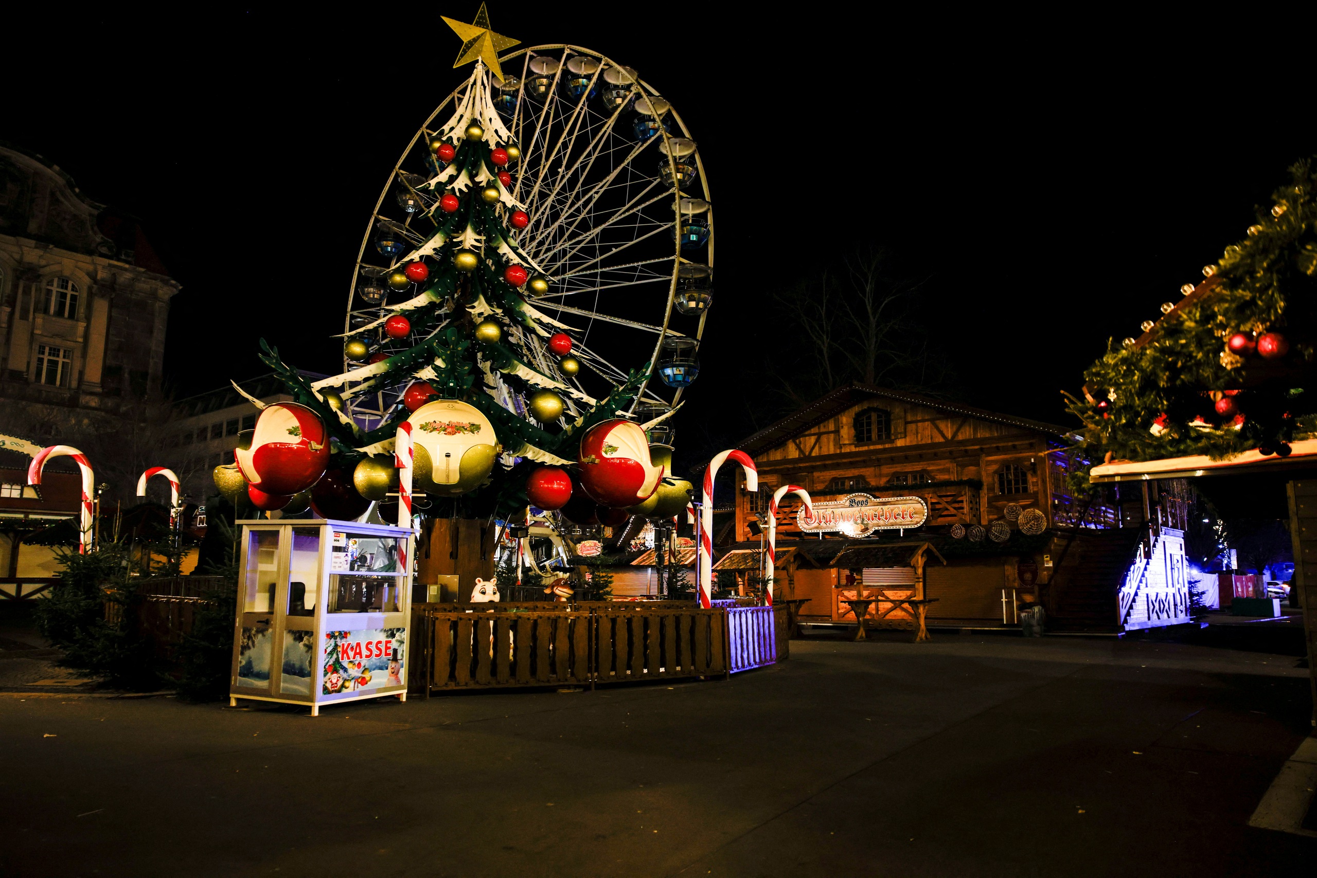 Doctor crashes car into Christmas market in Germany, many casualties - Photo 2.