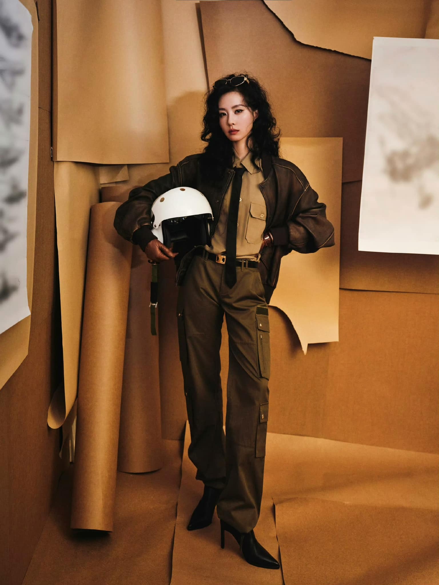 Med krøllete svart hår som Liu Yifei, kan Thi Thi kle seg til ethvert antrekk – Bilde 6. Tóc đen uốn xoăn như Lưu Diệc Phi, Thi Thi 'cân' đủ mọi trang phục- Ảnh 6.