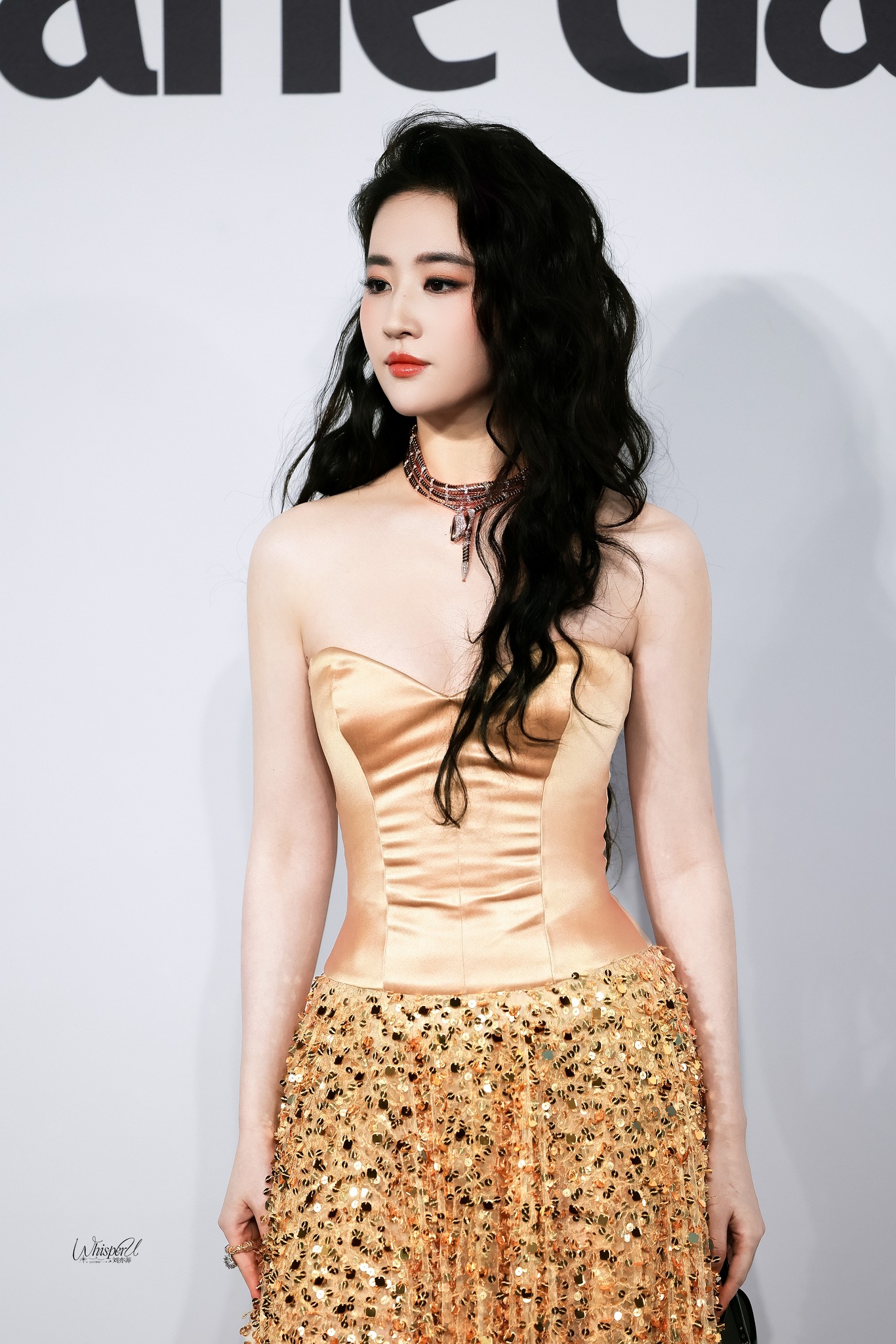 Med krøllete svart hår som Liu Yifei, kan Thi Thi kle seg til ethvert antrekk – Bilde 3. Tóc đen uốn xoăn như Lưu Diệc Phi, Thi Thi 'cân' đủ mọi trang phục- Ảnh 3.