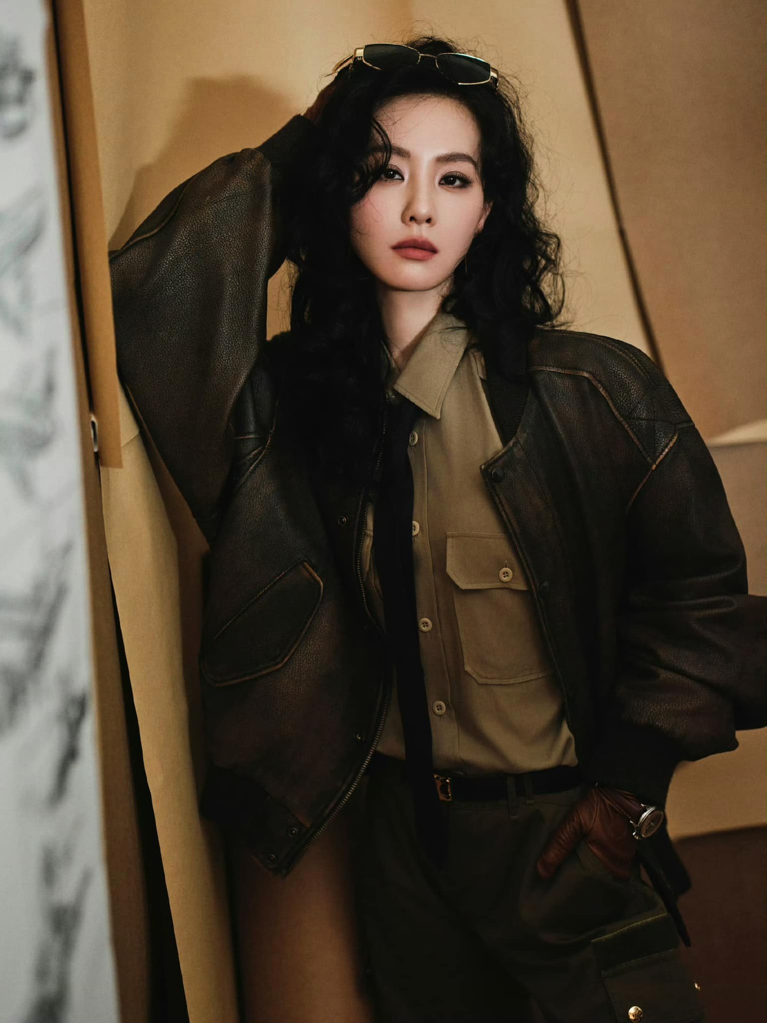 Med krøllete svart hår som Liu Yifei, kan Thi Thi kle seg til ethvert antrekk – Bilde 4. Tóc đen uốn xoăn như Lưu Diệc Phi, Thi Thi 'cân' đủ mọi trang phục- Ảnh 4.