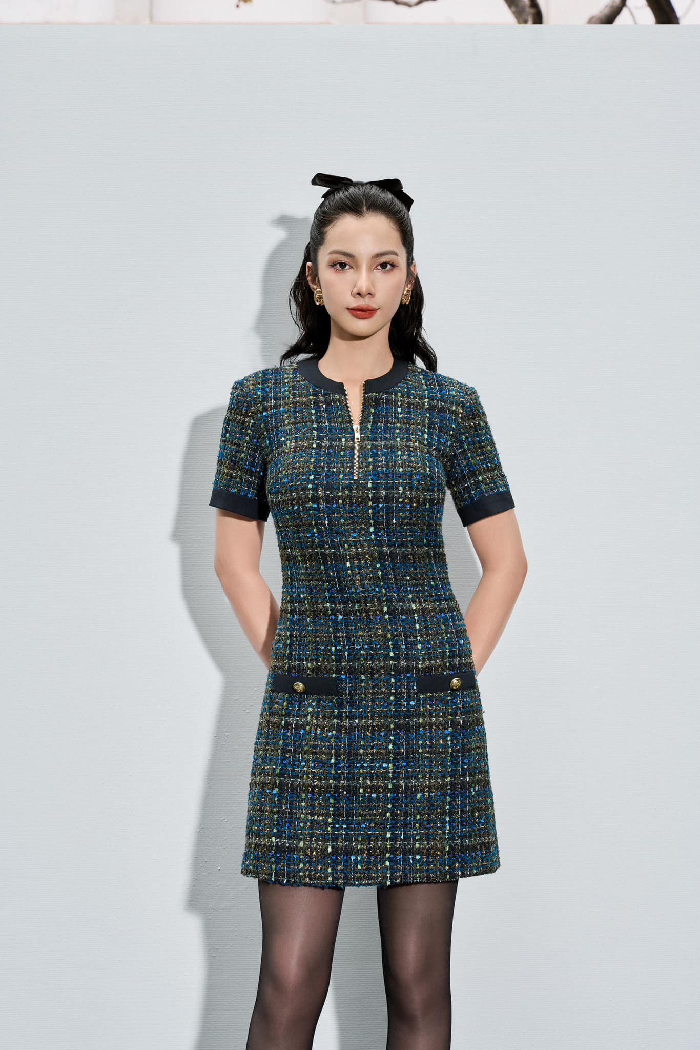 ຮູບແບບການນຸ່ງທີ່ຫຼູຫຼາ ແລະສະຫງ່າງາມທີ່ທ່ານບໍ່ສາມາດລະເລີຍໃນລະດູໜາວ - ຮູບ 2. Kiểu váy liền sang trọng, quý phái bạn không thể làm ngơ trong mùa lạnh- Ảnh 2.