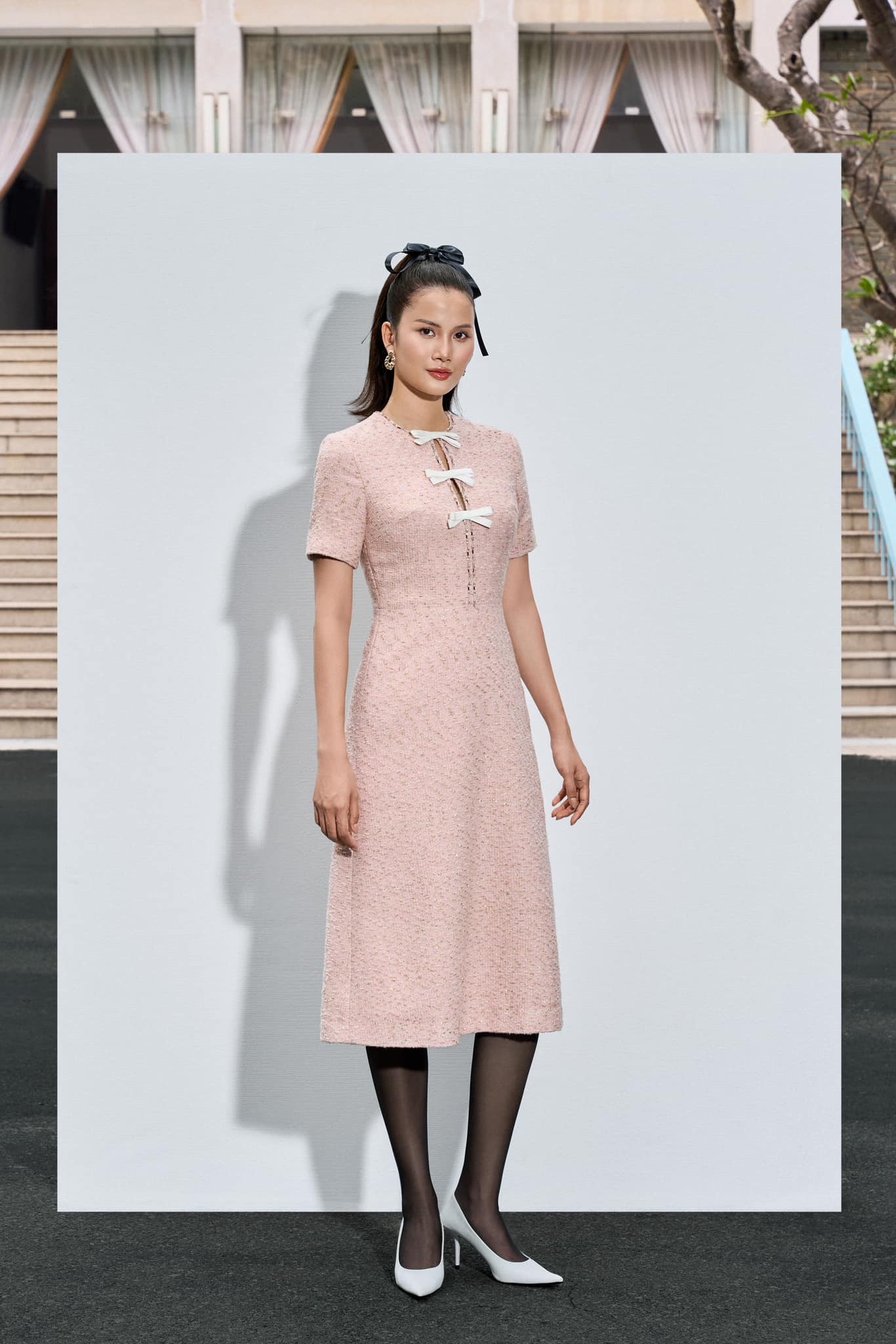 ຮູບແບບການແຕ່ງກາຍທີ່ຫຼູຫຼາ ແລະສະຫງ່າງາມທີ່ທ່ານບໍ່ສາມາດລະເລີຍໃນລະດູໜາວ - ຮູບ 3. Kiểu váy liền sang trọng, quý phái bạn không thể làm ngơ trong mùa lạnh- Ảnh 3.